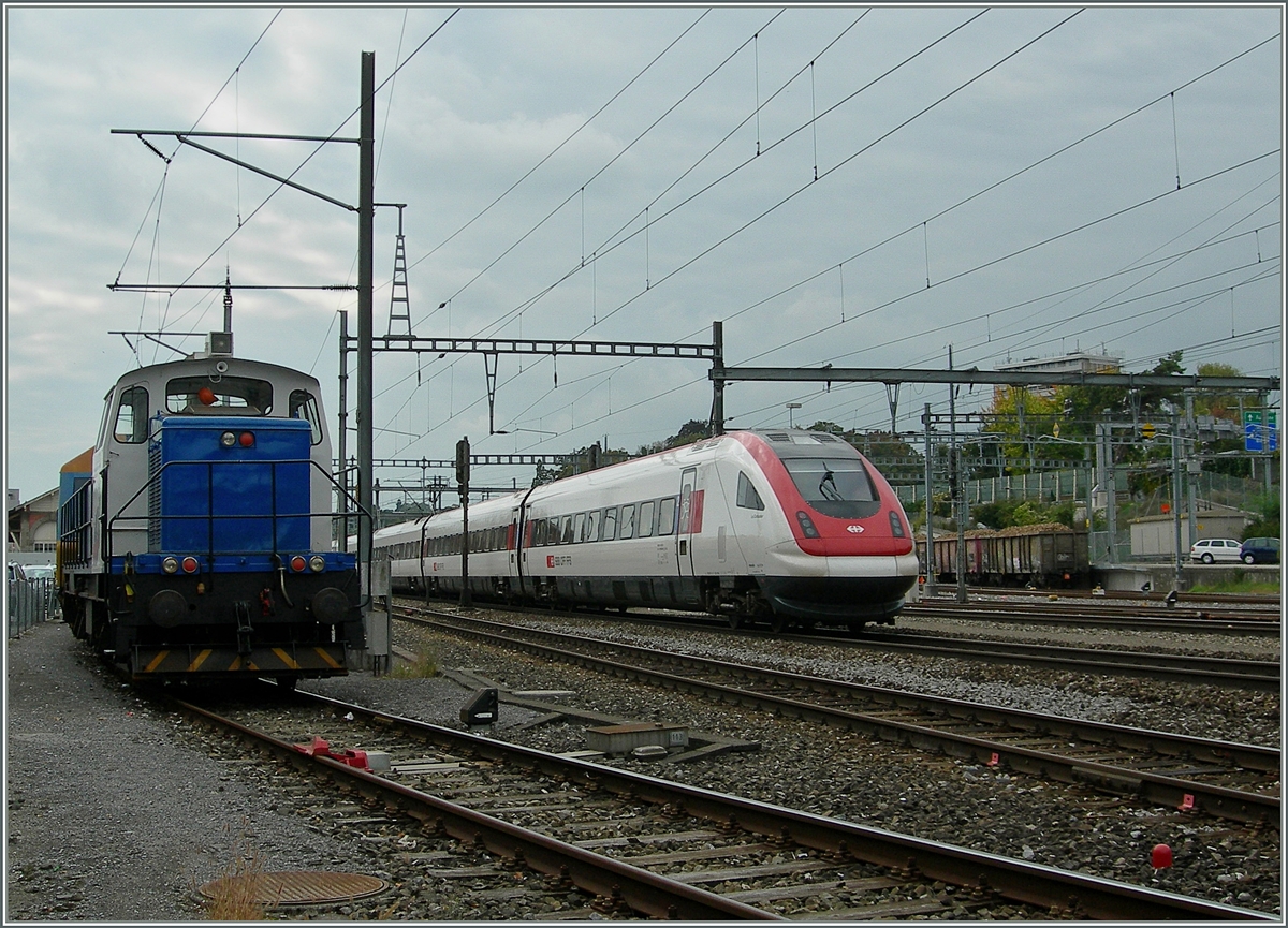 W�hrend rechts der ICN nach Gen�ve ohne Halt in Morges durchf�hrt, g�nnt sich die Scheuchzer Am 846 601-3 eine Ruhepause. 
9. Okt. 2013