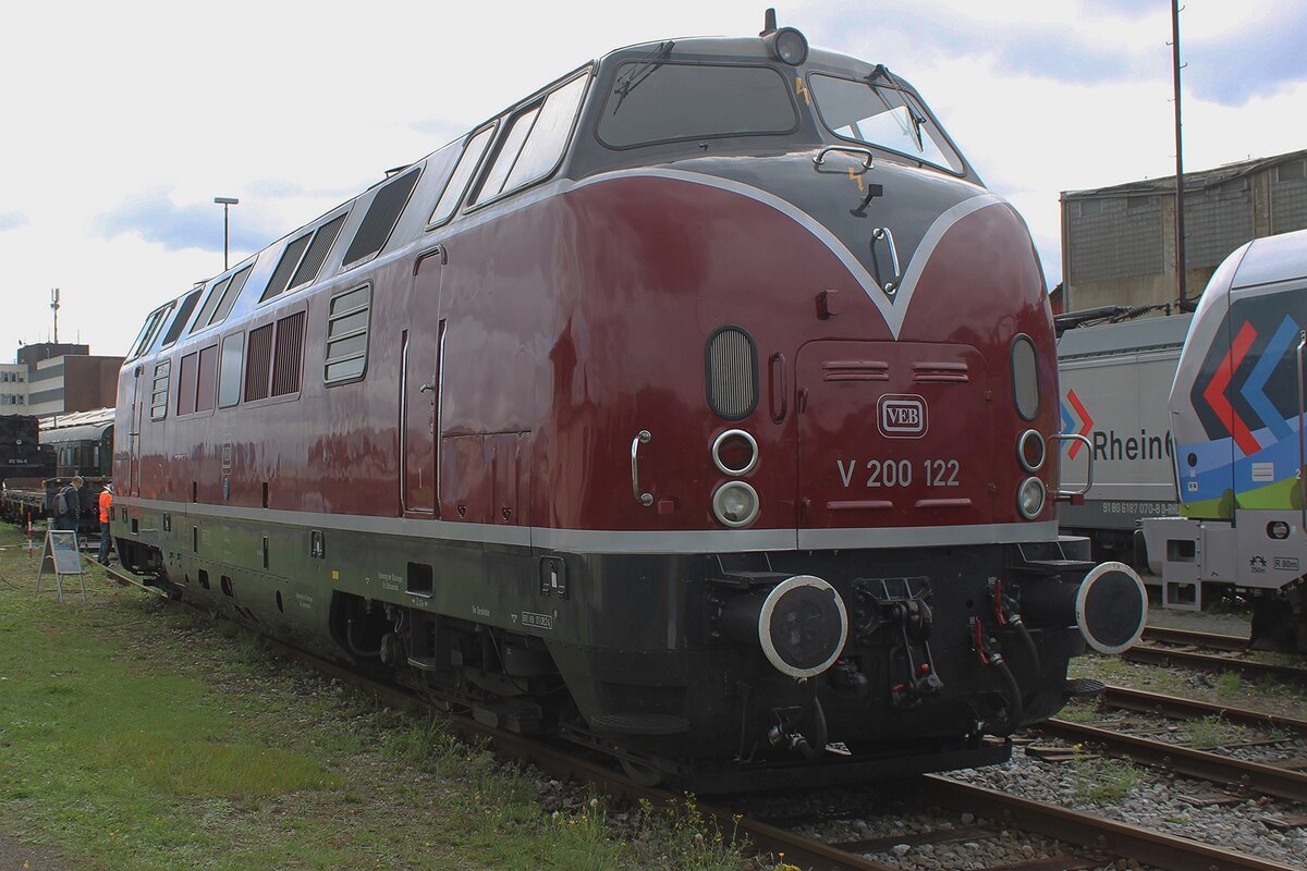 Während der Tag der Schienen am 21 September 2025 steht V 200 122 ins Bw Neuss am Kaiser, wo RheinCargo Offener Tür hatte.