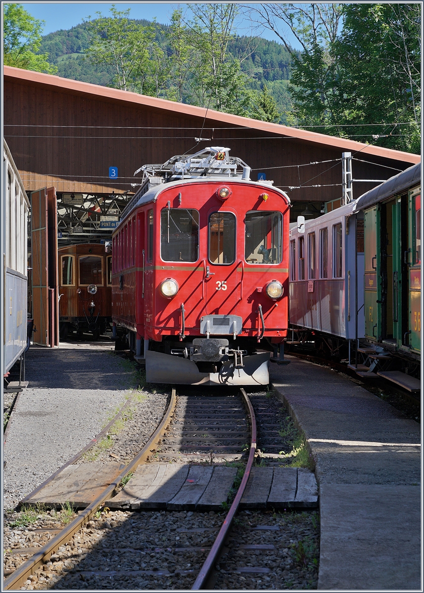 Während unser Zug mit der BB Ge 4/4 81 in Chaulin eintrifft, wartet bereits der RhB Bernina Bahn ABe 4/4 I N° 35 auf die Abfahrt nach Blonay.

8. Juni 2019