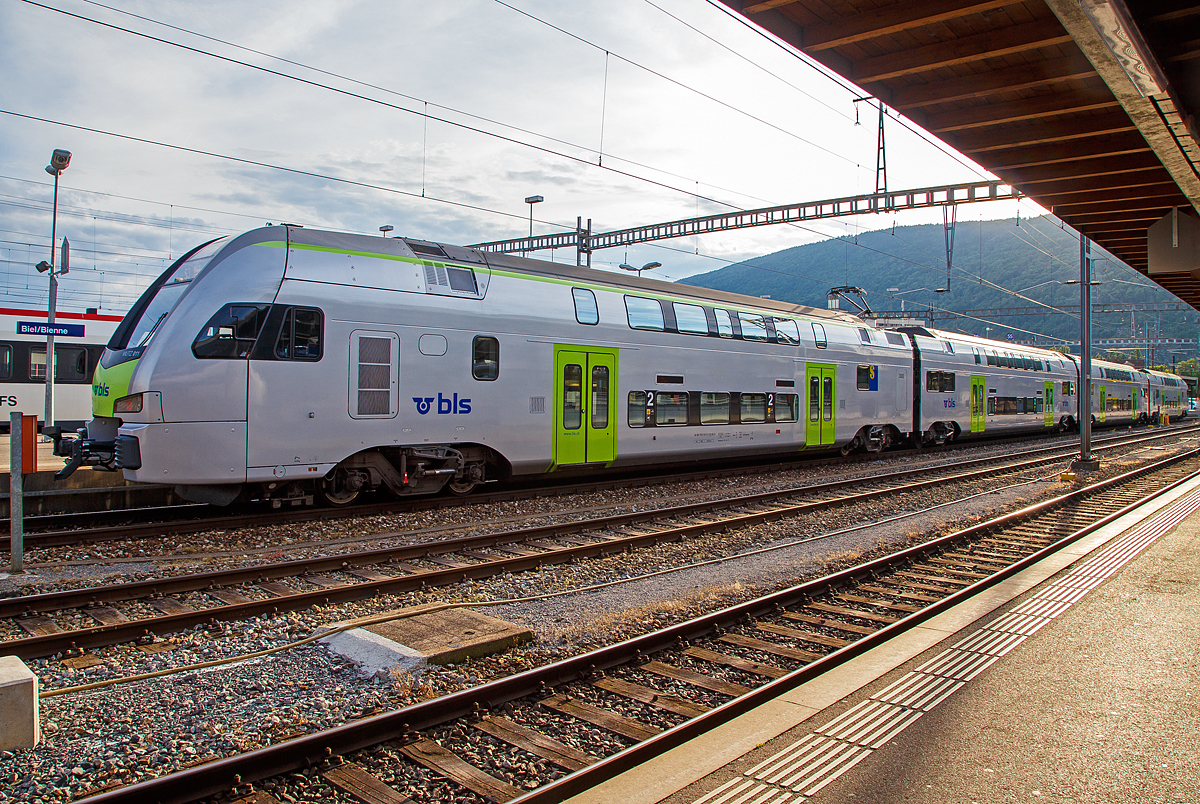 
Was bei der SBB Stadler DOSTO bzw. KISS (RABe 511) ist, heißt bei der BLS MUTZ (Moderner, Universeller TriebZug) und wird als RABe 515 geführt.
Hier steht der BLS MUTZ 011, bzw. BLS RABe 515 011 (UIC 94 85 7515 011 CH-BLS ff.) am 21.05.2018 im Bahnhof Biel/Bienne.

Die BLS tätigte die größte Rollmaterialinvestition in Ihrer Geschichte. Sie beschafft bis Ende 2014 insgesamt 28 vierteilige Doppelstocktriebzüge für die  Weiterentwicklung der S-Bahn Bern. Von Stadler werden die vierteiligen elektrischen Doppelstocktriebzüge als KISS („k“omfortabler „i“nnovativer „s“purtstarker „S“-Bahn-Zug) bezeichnet, bei der BLS lautet der Typenname MUTZ („M“oderner, „U“niverseller „T“rieb„Z“ug), in Anlehnung an das Berner Dialektwort für „Bär“. Sie kommen zuerst auf der S1 zum Einsatz, später auch auf der S6 und auf der S3/S31. Gefertigt wurden die Triebzüge von Stadler Rail im Werk Altenrhein (Schweiz).

Mit den neuen Zügen trägt die BLS der wachsenden Nachfrage Rechnung und bietet ihren Fahrgästen mehr Platz und Komfort. Sie vereinheitlicht gleichzeitig langfristig die Flotte zu Gunsten eines wirtschaftlicheren Betriebs. Die  neuen Züge bieten mit ihren 335 Sitzplätzen und 566 Stehplätzen (wobei mit die Angabe zu hoch scheint) mehr Platz im Hinblick auf das künftige Nachfragewachstum, wenn dann mal das Coronavirus nicht mehr ein so großes Thema ist. Die neuen KISS haben dank Flächenheizung (Boden- und Seitenwandheizung) eine großzügige Sitzanordnung und verfügen mit Multifunktionsabteilen über ausreichend Raum für Kinderwagen und Fahrräder.

Im Dezember 2015 bestellte die BLS drei weitere Triebzüge die seit Ende 2017 als Verstärkung auf den Linien S1 und S3/S31 im Einsatz sind. Im Juli 2018 hat die BLS acht weitere Züge bestellt, nebst drei vierteiligen erstmals auch sechsteilige Triebzüge. Sie sind für die neuen IR-Linien Bern – Biel (ab 2019) und Bern – Burgdorf – Olten bestimmt, welche die BLS ab Dezember 2020 betreiben wird.

TECHNISCHE DATEN (BLS RABe 515 vierteilig):
Anzahl: 36
Hersteller: Stadler Rail Altenrhein
Spurweite: 1.435mm (Normalspur)
Achsformel: Bo’Bo’+2’2’+2’2’+Bo’Bo’
Länge über Kupplung: 102.240 mm
Fahrzeugbreite: 2.800 mm
Fahrzeughöhe: 4.595 mm
Leergewicht: 216 t
Achsabstand im Drehgestell: 2.500mm
Raddurchmesser: 920 mm (neu)
Höchstgeschwindigkeit: 160 km/h
Dauerleistung am Rad: 4.000 kW
Max. Leistung am Rad: 6.000 kW
Anzahl der Fahrmotoren: 8 (je 500 kW)
Anfahrzugkraft: 400 kN (bis 54 km/h)
Beschleunigung: 1,3 m/s²
Stromsystem: 15kV 16,7 Hz 
Fußbodenhöhe Niederflur am Einstieg:  570 mm    
Fußbodenhöhe im Unterdeck: 440 mm     
Fußbodenhöhe im Oberdeck: 2.515 mm
Einstiegbreite: 1.400 mm
Platzangebot:
Sitzplätze: 61 in der 1.Klasse und 274 in der 2. Klasse (keine Klappsize)
Rollstuhlplätze: 1 in der 1.Klasse und 2 in der 2. Klasse
Velo- bzw. Fahrradplätze: 6
Stehplätze: 110 bei 3 Pers./m² (ohne Zirkulationsfläche) Angabe BLS. Von Stadler und bei anderen Quellen werden 566 bei 4 Pers/m² angegeben, aber wenn ich mir die Typenskizze der MUTZ anschaue halte ich diese Angabe für sehr überzogen.
Toiletten: 2 (eine davon rollstuhlgängig)
