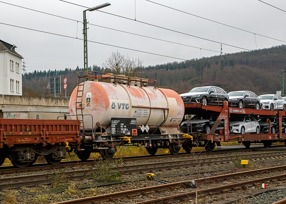 Was hier auf der Siegstrecke (KBS 460) so alles „Hochgiftiges“ herum fährt, die Gefahrguttafel und Anschrift zeigt es, Gefahrenkennzahl 66, Gefahrgut UN-Nr: 1935, das es um Cyanid, Lösung. Cyanide sind Salze und andere Verbindungen der Blausäure. Gut bekannt ist ja auch das 
Zyankali das Kaliumsalz der Blausäure. Für den Gefahrstoff wird die Gefahrenkennzahl 60 für giftiger oder schwach giftiger Stoff, sowie wie hier 66 für sehr giftiger Stoff verwendet.

Zweiachsiger Kesselwagen 23 80 7367 608-8 D-VTG der Gattung Zcs (Ladegut laut Gafahrguttafel (66/1935) ist Cyanid, Lösung) , der Vermietungsfirma VTG AG (Hamburg) am 04.12.2021 im Zugverband bei einer Zugdurchfahrt in Niederschelden (Sieg).

TECHNISCHE DATEN (gem. Anschriften) :
Spurweite: 1.435 mm
Achsanzahl: 2
Länge über Puffer: 9.730 mm
Achsabstand: 6.500 mm
Eigengewicht: 12.500 kg
Tankinhalt: 33.000 l 
Höchstgeschwindigkeit: 100 km/h
Bremse: KE-GP (LL)
Verwendungsfähigkeit: RIV

Tankcode:  L10 DH
L = Tank für Stoffe in flüssigem Zustand 
10  = Berechnungsdruck (1 bar)
D = Tank mit obenliegenden Öffnungen ohne Öffnungen unterhalb des Flüssigkeitsspiegels
H = luftdicht verschlossener Tank

Wofür brach man ein solches Ladegut Cyanide:
• Im Bergbau werden Cyanidlösungen werden in der Praxis zum Herauslösen von Edelmetallen aus Gesteinen verwendet (Gold-, Silbergewinnung).
• In der Metallbearbeitung kommen beim Härten von Metall kommen je nach Verfahrensweise cyanidhaltige Härtesalze zum Einsatz. 
• In der Galvanik (Vergoldung oder Versilberung) werden Bäder mit Cyanidlösungen benötigt.