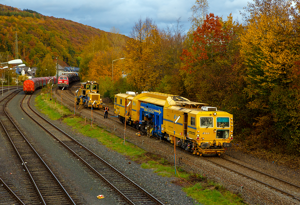 
Was so auf ein paar Meter Gleis alles los sein kann...

Hier am 27.10.2020 in Herdorf auf der Hellertalbahn (KBS 462). Das Gleis wurde zwischen Neunkirchen und Herdorf erneuert, so sind im 2. Durchgang im Einsatz (von vorne nach hinten):
Die Plasser & Theurer Universalstopfmaschine UNIMAT 09-475/4S (Kombinierte Gleis- und Weichenstopfmaschine), Schweres Nebenfahrzeug Nr. D-DGU 99 80 9424 001-2 und die Plasser & Theurer Schotterverteil- und Planiermaschine SSP 110 SW, Schweres Nebenfahrzeug Nr. D-DGU 99 80 9425 068-0, ex 97 16 46 516 18-9 D-DGU (ex Hering Gleisbau, ex Volker-Rail).

Den beiden Maschinen folgt die 218 485-1 (92 80 1218 485-1 D-AIX) der AIXrail GmbH mit einem Schotterzug (zweiachsige Schüttgutwagen der Gattung Fccpps).