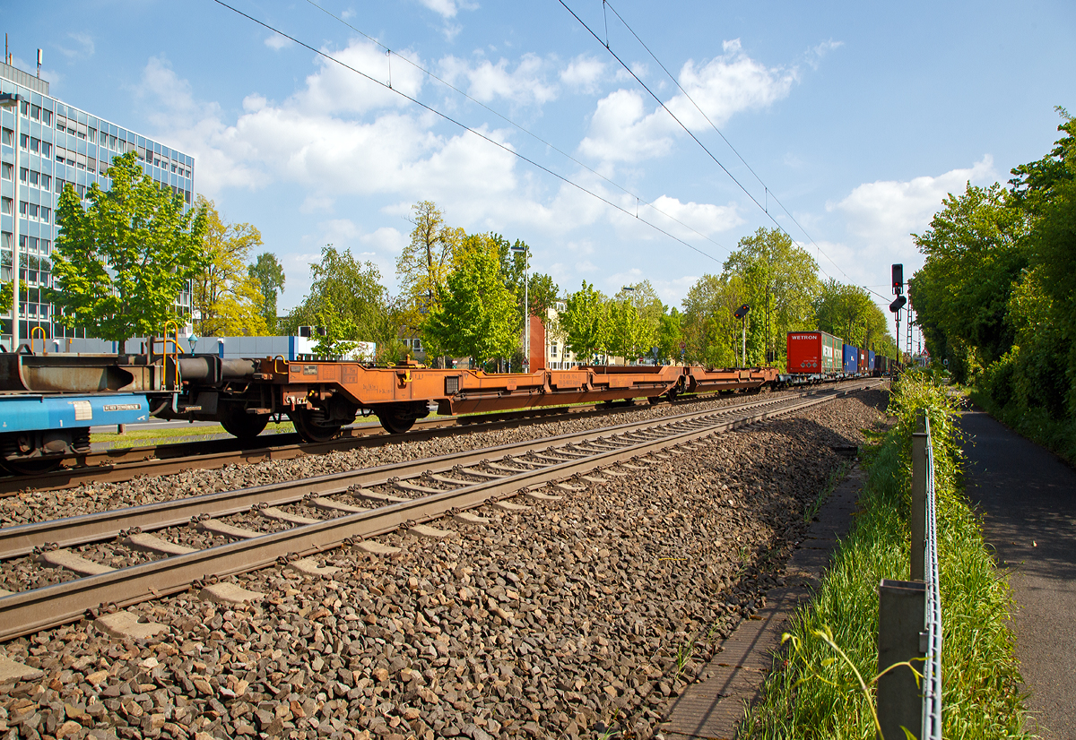 WASCOSA AG Doppeltaschenwagen Typ T3000es in Gelenkbauart (sechsachsiger Gelenk-Taschenwagen) 33 85 4956 190-4 CH-WASCO der Gattung Sdggmrss, f�r den Transport von Sattelanh�nger, Gro�container und Wechselbeh�lter  in verschiedenen L�ngen (20′ bis 45′), am 30.04.2019 im Zugverband bei der Durchfahrt in Bonn-Gronau (n�he dem Bf Bonn UN Campus).

TECHNISCHE DATEN:
Spurweite: 1.435 mm
Eigengewicht: ca. 35 t
Max. Radsatzlast S/SS: 22,5 t / 20 t
Max. Ladegewicht S/SS: 100 t / 85 t
Max. Geschwindigkeit bei Radsatzlast 20 t/22,5 t: 120/100 km/h
L�nge �ber Puffer: 34.200 mm
Drehzapfenabstand: 2 x 14.200 mm
Radsatzstand in den Drehgestellen: 1.800 mm
Ladel�nge: 2 x 16.185 mm
Drehgestelltyp: 1 x Y25Ls(s)i1f und 2 x Y25Lssi1-K (niedrige Bauart)
Raddurchmesser: 920 mm (neu) / 860 mm (abgenutzt)