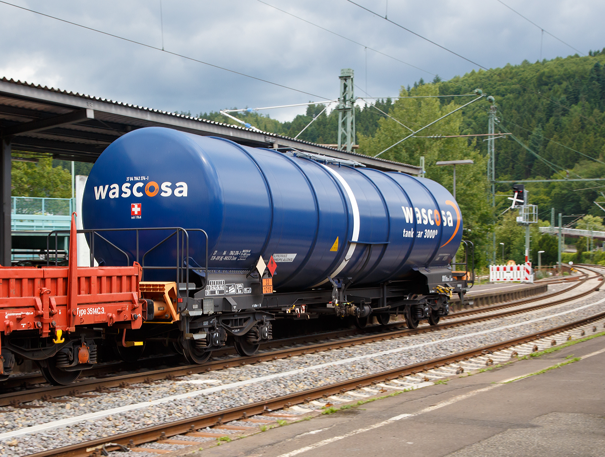 WASCOSA  Tank Car 3000�   vierachsige Drehgestell-Kesselwagen (95 m3) der Bauart Zans (37 84 7843 374-1  NL-WASCO) beladen mit Isopropanol / Isopropylalkohol, Gefahrgut-Nr. 33/1219, bei der Fahrt im Zugverbund am 15.07.2017 durch den Bahnhof Betzdorf/Sieg.

Technische Daten: 
Spurweite: 1.435 mm
L�nge �ber Puffer: 16.880 mm
Achsabstand im Drehgestell: 1.800 mm
Laufraddurchmesser:  920  mm (neu) 
Eigengewicht: ca. 25.100 kg
Tankinhalt: 95 m3 (95.300 l) 
Max. Ladegewicht: 64,9 t (Streckenklasse D)
H�chstgeschwindigkeit: 100 km/h beladen / 120 km/h leer
Kleinster bef. Gleisbogenradius:  35  m
Bremse: KNORR KE-GP 
Tankcode: L4BH
L= Tank f�r Stoffe in fl�ssigem Zustand (fl�ssige Stoffe oder feste Stoffe, die in geschmolzenem Zustand zur Bef�rderung aufgegeben werden)
4= zutreffender Mindestpr�fdruck in bar
B = Tank mit Boden�ffnungen mit 3 Verschl�ssen f�r das Bef�llen oder Entleeren 
H = luftdicht verschlossener Tank
Betriebsdruck: 3,0 bar
