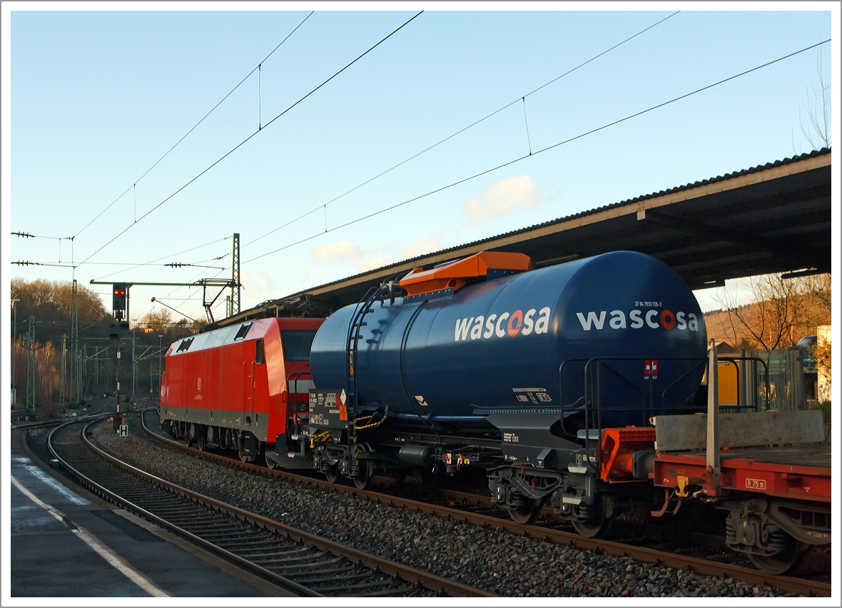 WASCOSA vierachsige Kesselwagen  (54 m3) der Bauart Zacens (37 84 7933 729-7 NL-WASCO) f�r/beladen mit Kohlenstoffdisulfid, Gefahrgut-Nr. 336/1131, bei der Fahrt im Zugverbund am 16.12.2013 durch den Bahnhof Betzdorf/Sieg. 

Ausgef�hrt als WASCOSA safe tank car�. Die WASCOSA AG ist ein Schweizer Wagonvermieter.


Der WASCOSA safe tank car� setzt einen neuen Sicherheits-Ma�stab im Transport von Gefahrgut auf der Schiene. Eine erste Serie des WASCOSA safe tank car� wird f�r den Transport von Schwefeldioxid eingesetzt. Mit seinen verschiedenen Sicherheitselementen und den optimierten �bergangsb�hnen an beiden Wagenenden verk�rpert dieser Wagentyp den Gefahrgutkesselwagen der Zukunft. Gemeinsam mit dem Kunden, G�terwagen- und Komponentenherstellern, Know-how-Tr�gern der Crash- und Simulations-Technologie sowie nicht zuletzt dem deutschen Eisenbahn-Bundesamt wurde ein v�llig neues Sicherheits- und Arbeitsschutzpaket entwickelt.

Zu den Sicherheitskomponenten geh�rt zum Beispiel ein v�llig neuer, zum Patent angemeldeter �berrollschutz. Ein weiteres Sicherheitselement sind die aus dem Lokomotivbau stammenden EST Suprapuffer G2. Das nach neuesten Erkenntnissen optimierte Kraftniveau und Deformationsverhalten dieser Puffer sch�tzt den Wagen mit verst�rktem Untergestell weit �ber das im RID geforderte Ma� hinaus.

Um gr��ere Sch�den bei Entgleisungen zu vermeiden, ist der Wagen mit zwei mechanischen Entgleisungsdetektoren ausger�stet. Zus�tzlich ist der Kesselwagen mit vier Aufkletterschutz-Modulen Typ AC04 der Firma EST ausger�stet, welche bei einem Unfall das Aufklettern der Puffer eines Wagens �ber die Puffer des benachbarten Wagens verhindern. Erstmals erf�llt dieser v�llig neu konzipierte �berpufferungsschutz die RID-Sondervorschrift TE25 Absatz a), die nicht nur fordert, den Kesselboden vor dem Eindringen von aufkletternden Gegenpuffern zu sch�tzen, sondern das Entstehen von Aufklettern bereits in der Anfangsphase zu verhindern.

Zur Arbeitssicherheit tr�gt eine optimierte �bergangsb�hne mit durchgehend uneingeschr�nkter Arbeitsgangbreite und zus�tzlichen Handgriffen am seitlichen Aufstieg bei. Wurde bei Neubau bisher nur ein Wagenende mit einer �bergangsb�hne ausgestattet, so bietet der WASCOSA safe tank car� dem Betriebspersonal an beiden Wagenenden eine sichere �bergangs- und Mitfahrm�glichkeit.

Technische Daten:
Eigengewicht: 23.870 kg
L�nge �ber Puffer: 13.460 mm
Drehzapfenabstand: 8.420 mm
Achsabstand im Drehgestell: 1.800 mm
Puffer EST Suprapuffer G2 - 100 MB
Drehgestelle: Y25 Lsd mit  K -Verbundsstoffbremsklotzsohlen
Rads�tze/Lagergeh�use:  BA 004/182
Bremse: KNORR KE-GP A
H�chstgeschwindigkeit: 120 km/h leer / 100 km/h beladen
Tankinhalt: 54 m3 (genau 53.670 l)
Tankcode: L10DH,  mit Sondervorschriften TE 21, TE 22 und TE 25
L= Tank f�r Stoffe in fl�ssigem Zustand (fl�ssige Stoffe oder feste Stoffe, die in geschmolzenem Zustand zur Bef�rderung aufgegeben werden)
10 = zutreffender Mindestpr�fdruck in bar 
D = Tank mit obenliegenden �ffnungen ohne �ffnungen unterhalb des Fl�ssigkeitsspiegels 
H = luftdicht verschlossener Tank
Betriebsdruck: 3,0 bar
