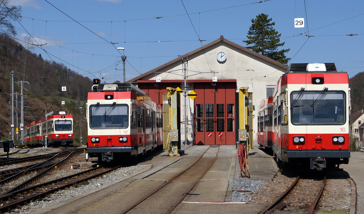 WB/BLT: Der Bahnhof Waldenburg mit den BDe 4/4 13, 12 und 16 am 1. April 2017.
Hier handelt es sich um die einzige Privatbahn der Schweiz mit einer Spurweite von nur 750 mm was sich bald �ndern wird. Nach dem neuen Konzept sollen sogar die Z�ge selbstfahrend und ohne Lokomotivf�hrer verkehren.  
Foto: Walter Ruetsch