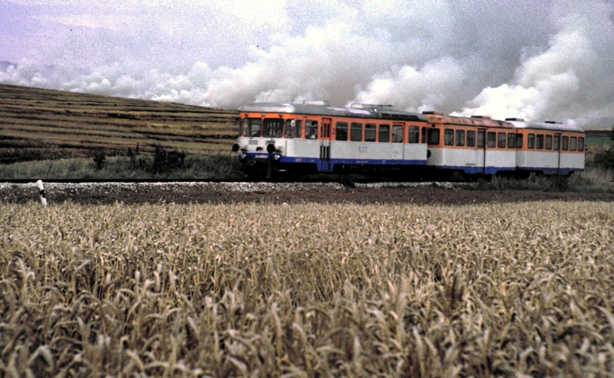 WEG T 30 oder T 31 mit zwei Anh�ngern bei Nellingen am 07.10.1984. Es wurden an diesem Tag Strohfelder abgebrannt.