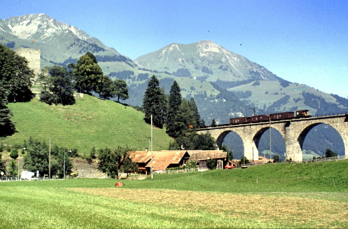 Weil das Foto mit dem Kanderviadukt Armin und Stefan gut gefiel - Hier nun ein Bild mit dem Zugende und einem G�terzugbegleitwagen (Sputnik): BLS mit G�terzug auf dem Kanderviadukt am 21.08.1979. Links oben ist ein Teil der Tellenburg zu sehen - �brigens eine sehr sch�ne Stelle f�r eine Aussicht.
