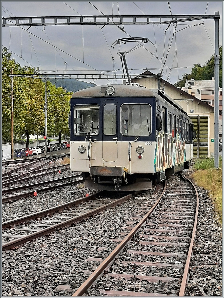 Welch Glück - noch einmal (zum letzten Mal?) konnte ich den MOB Be 4/4 1006 ex  Bipperlisi  aufgebügelt fotografieren! Der Be 4/4 1006 hat in Vevey den alten D31 rangiert, der zum Zeitpunkt der Aufnahme bereits auf einen französischem LKW mit Anhänger verladen war und auf den Abtransport wartete. 
Der Be 4/4 1006 wurde in der Folge in Vevey zwischen dem Schneeflug und einem der neuen vierachsigen Niederbordwagen auf einen Nebengleis abgestellt. 

24. Sept. 2024
