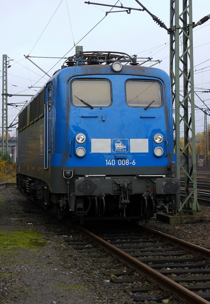Wer wird denn da gleich weinen...PRESS 140 008-6(140 845-9, REV/LD X/22.12.14) wunderbar frei zugänglich abgestellt an dem ehemaligen DB-Parkplatz am alten Gbf HH-Harburg. 04.11.2015