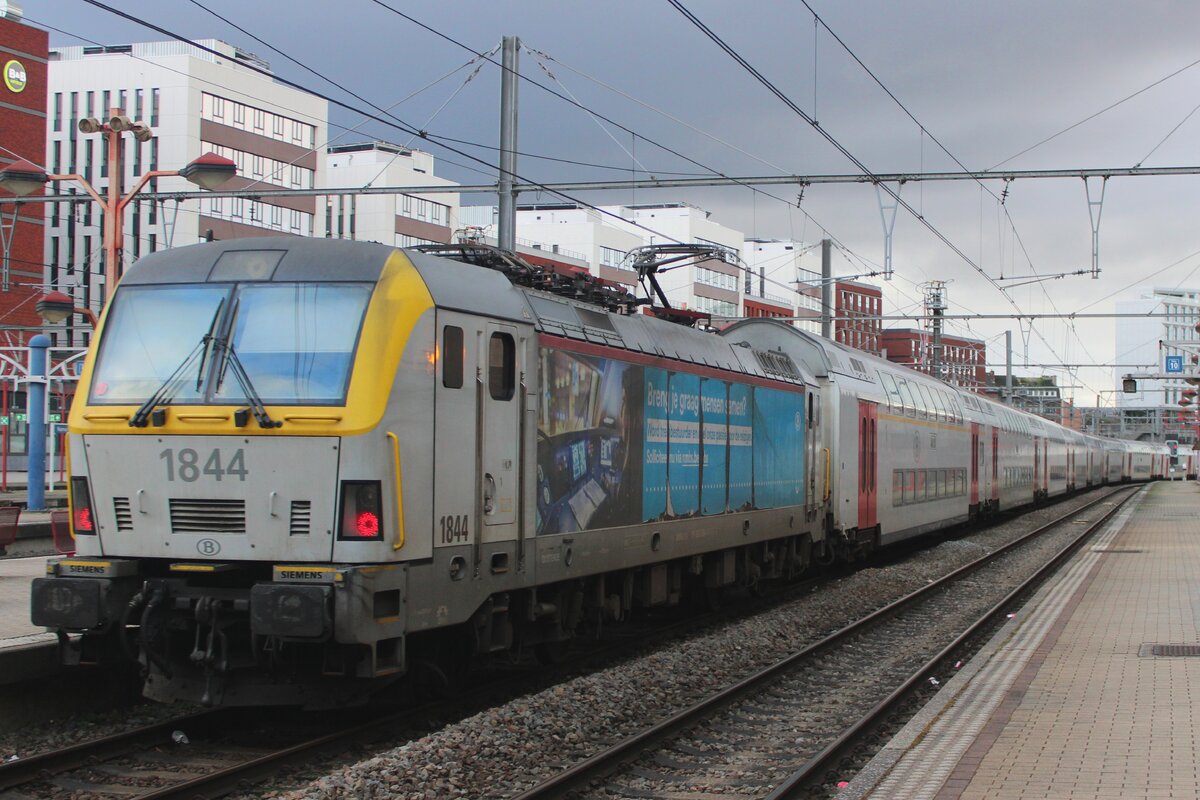 Werbelok 1844 schiebt ein IC nach Bruxelles-Midi aus Namur am grauen 11.Februar 2024. Das innere dieser Loks ist das taurus-design, der Kopf schaut schon nach die Zukunft in der Form des Vectrons.