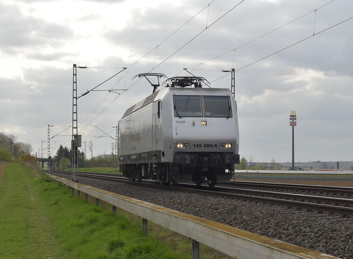 Werbelok mit Werbung im Hintergrund.
Hier handelt es sich um die RHC-Lok 145 086-5 die LZ nach Köln fahrend
bei Jüchen Gubberath unterwegs ist. 5.4.2017