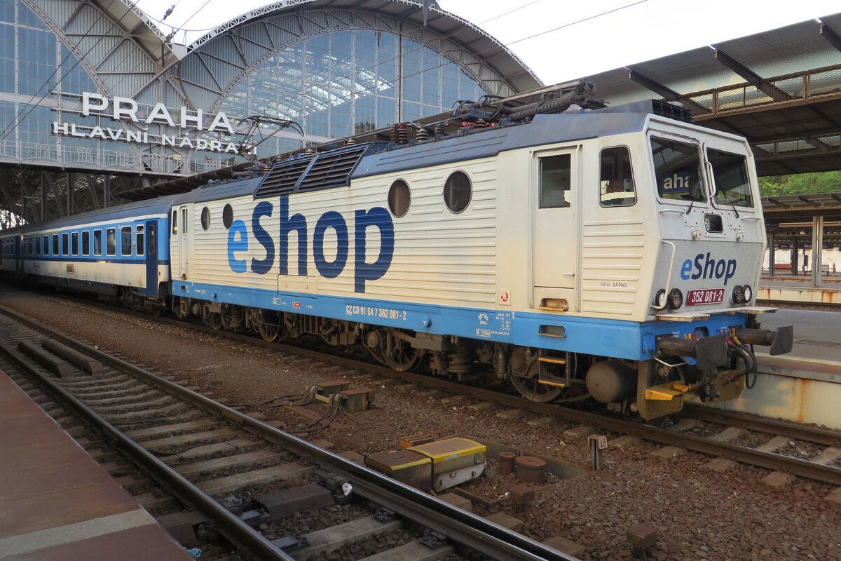 Werber 362 081 steht am 12 Juni 2022 in Praha hl.n. mit ein Schnellzug nach Plzen hl.n.