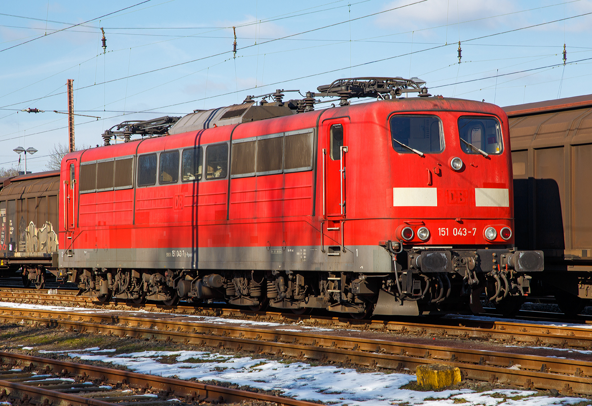 
Wie auch weitere 99 Schwestern ist sie nun eine Railpool Lok und der DB-Kekse beraubt, die 151 043-7 (91 80 6151 043-7 D- Rpool), ex DB 151 043-7 abgestellt am 24.02.2018 in Kreuztal. Die Lok ist aber wieder angemietet von der DB Cargo AG.

Je 100 sechsachsiger elektrische Altbau-Lokomotiven der Baureihen 151 und 155 wurden an ein Konsortium aus Railpool und dem japanischen Industriekonzern Toshiba verkauft. Die Mehrheit wird Railpool halten. DB Cargo beabsichtigt, 100 Loks von Railpool wieder zu mieten. Die anderen Maschinen werden dem freien Markt angeboten.
