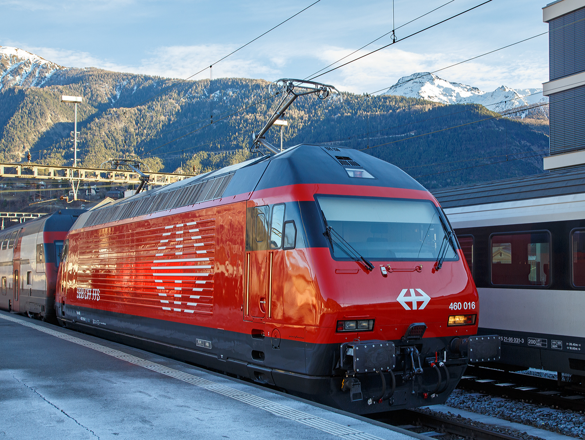 
Wie frisch aus dem Werk....
Die SBB Re 460 016  Rohrdorferberg Reusstal  (91 85 4460 016-9 CH-SBB) als Schublok von dem im Sandwich gefahrenem IC 816 (Romanshorn - Zürich HB - Bern - Thun - Spiez – Brig) am 27.12.2015 im Bahnhof Brig. 

Die Lok wurde 1992 von SLM (Schweizerische Lokomotiv- und Maschinenfabrik) in Winterthur unter der Fabriknummer 5477 gebaut und an die SBB geliefert, der elektrische Teil ist von ABB. Im Dezember 2015 erfolgte eine vollständige Modernisierung im SBB Industriewerk Yverdon-les-Bains (früher SBB Hauptwerkstätte).