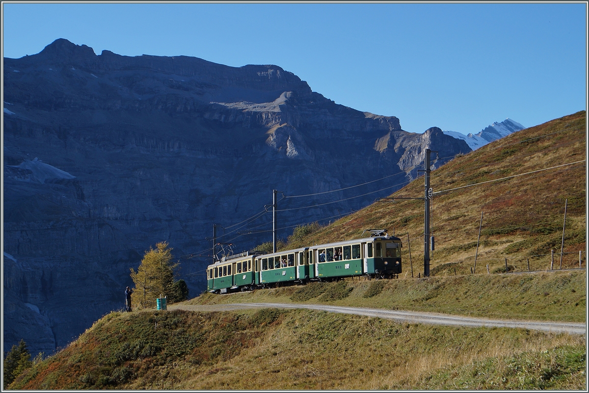 Wie gut, das zumindest auf der  Wengener-Seite  noch zahlreiche schöne, ältere WAB Pendelzüge verkehren.
Dieser dreiteilige WAB Regionalzug wurde zwischen der Wengeneralp und der Kleine Scheidegg, gut 500 Meter vor seinem Ziel fotografiert.
9. Okt. 2014