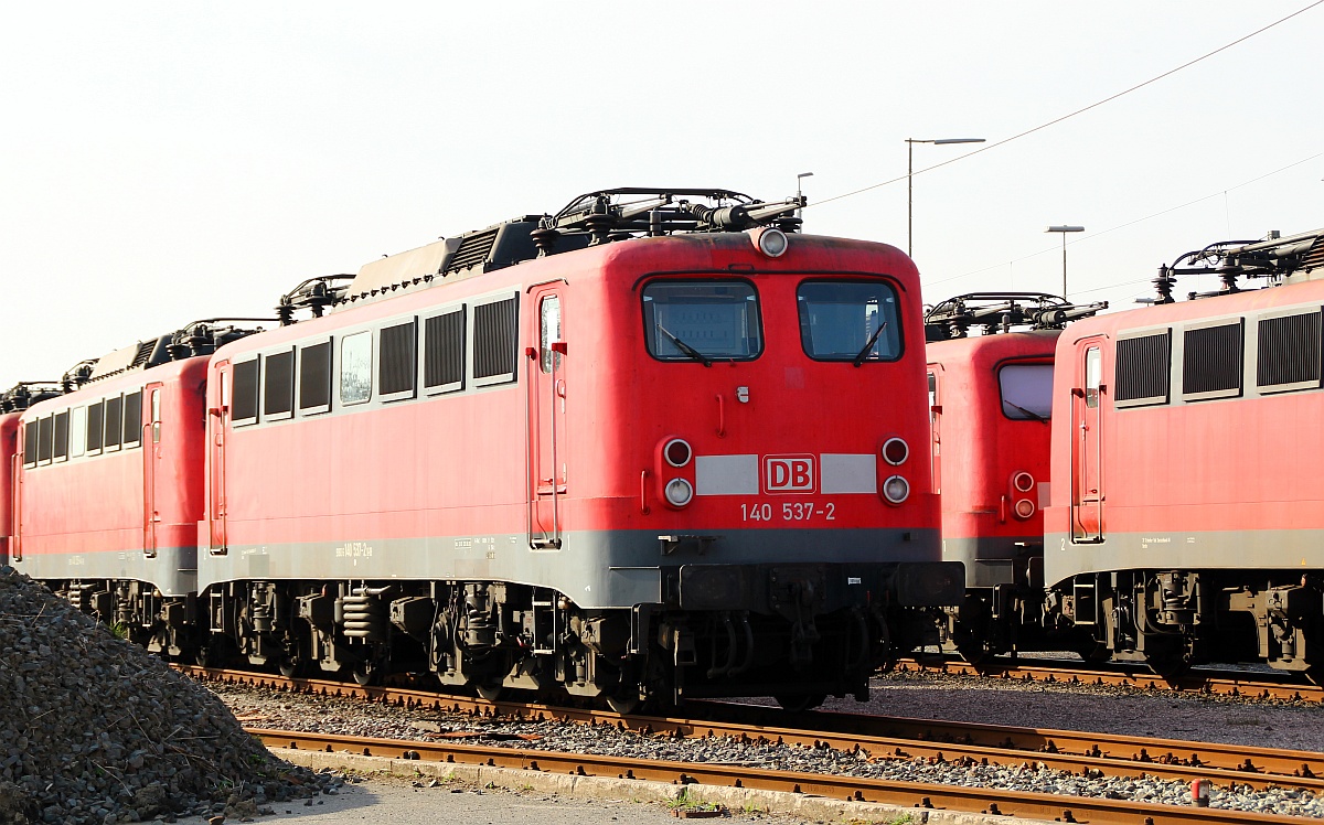 Wie viele ihrer Schwestern war auch die E40 537/ 140 537-2 im Frühjahr 2012 in Maschen arbeitslos abgestellt, heute fährt sie zum Glück wieder. HH-Maschen(Aufnahme aus dem Auto)28.04.2012