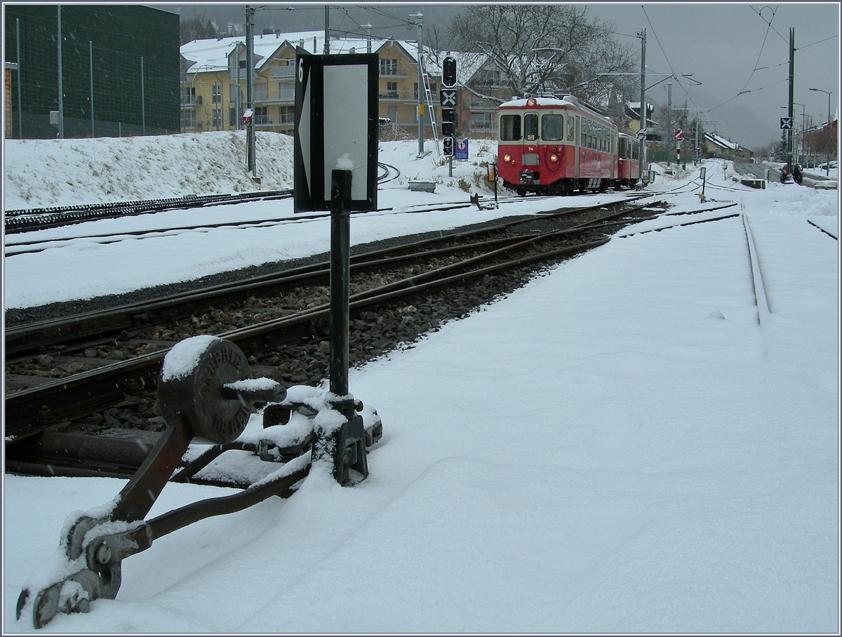 Winter in Blonay und im Hintergrund wartet der BDeh 2/4 74 mit seinem Bt auf den nächsten Einsatz.
13. Jan.2017