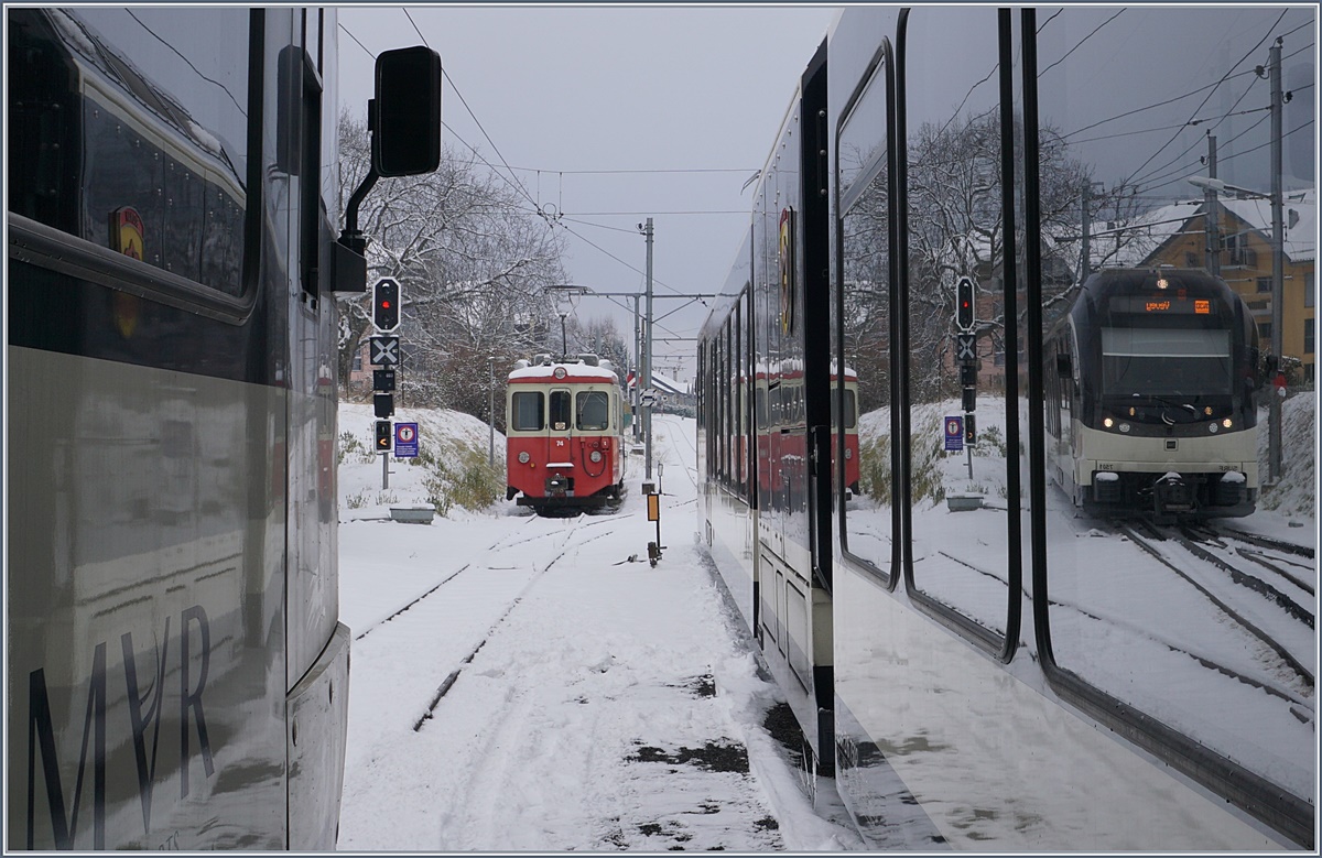 Winter in Blonay, zwar nicht spiegelglatt, aber die  SURF -Züge eigenen sich perfekt als Spiegel...
Im Hintergrund der CEV BDeh 2/4 74. 

 
8. Jan. 2017