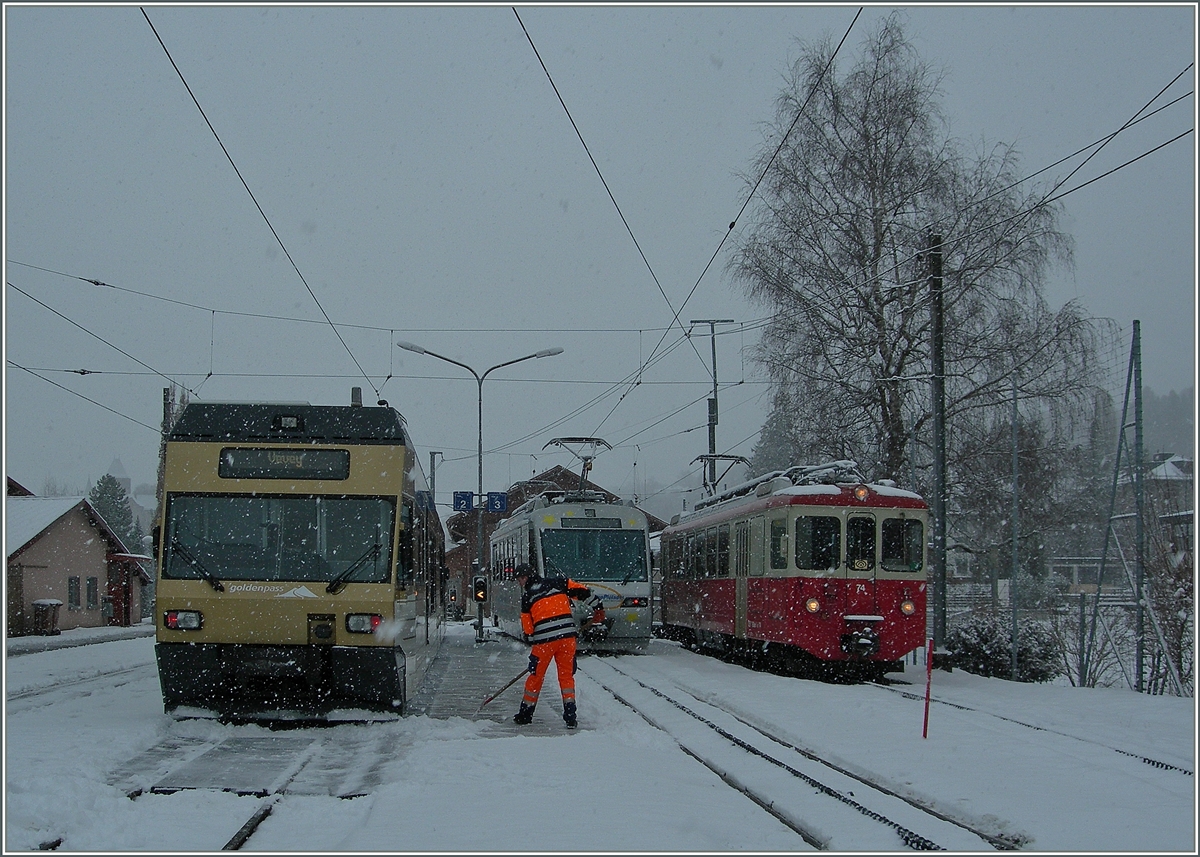 Winterdienst in Blonay: Zwischen dem GTW Be 2/6 und den Beh bzw. BDeh 2/4 im Hintergrund werden die Bahnsteige und Weichen vom Schnee befreit.
30. Januar 2015