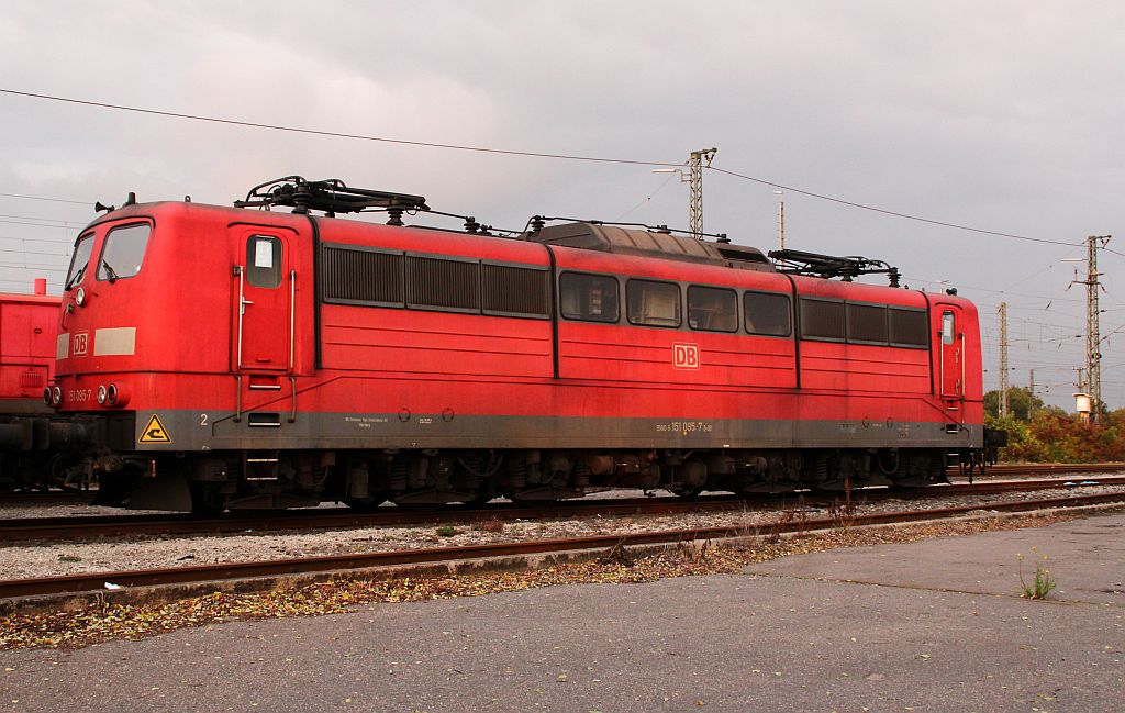 Z-gestellt und mit Zettel versehen wartet die 151 095-7 in Maschen auf neue Einsätze. 28.09.12