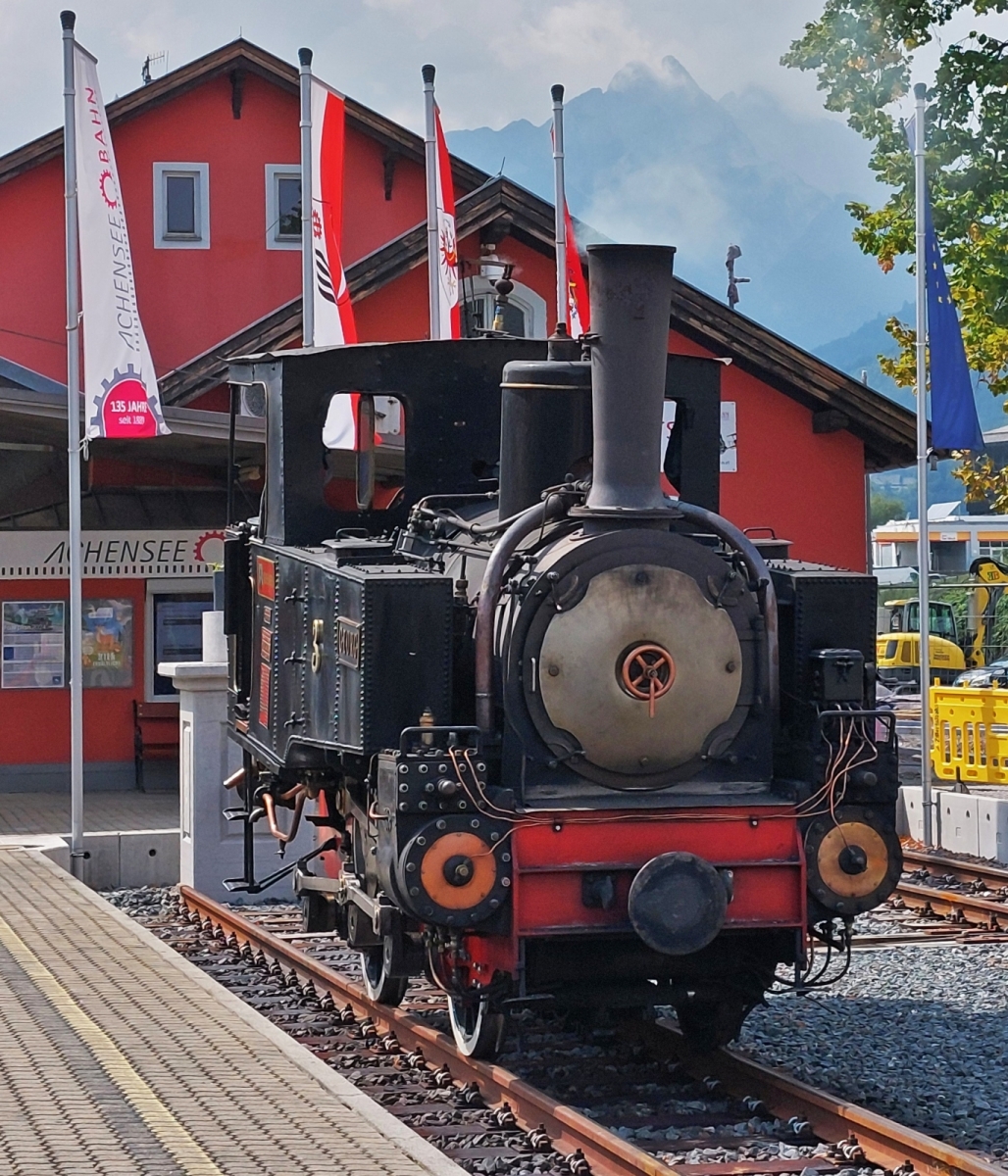 Zahnrad-Dampflok Nr. 3; Georg; steht am Gleisende im Bahnhof von Jenbach, die Lokmannschaft genie�t noch eine kurze Schattenpause vor der Bergfahrt. 20.08.2024