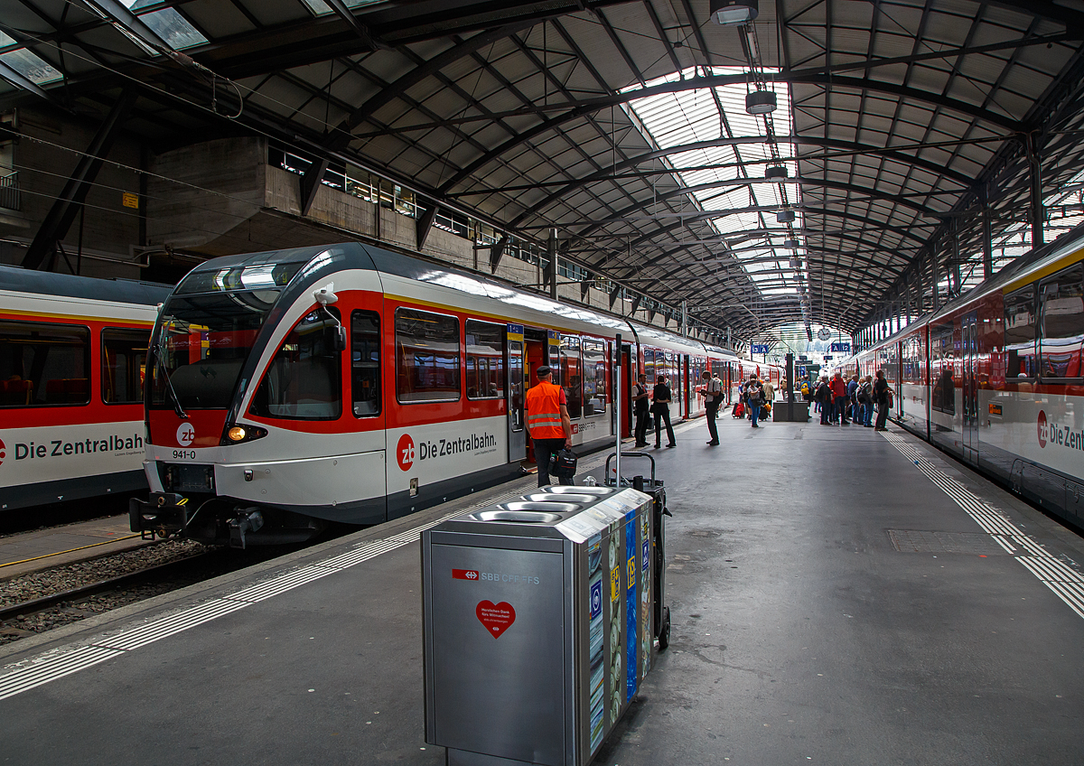 Zentralbahn Gelenksteuerwagen (GSW) ABt 8 941-0, ein Stadler Niederflurgelenksteuerwagen, vor einem zb HGe-Pendel als IR nach Engelberg am 09.09.2021 im Bahnhof Luzern.

Diese Stadler Niederflurgelenksteuerwagen basieren konstruktiv auf GTW und SPATZ. Stadler baute 8 dieser Gelenksteuerwagen, fünf  für die BOB Berner-Oberland-Bahn (ABt 8 421–425) und drei für die zb Zentralbahn (ABt 8 941–943). Obwohl konstruktiv sehr ähnlich, unterscheiden sich die Fahrzeuge optisch sehr stark. Ein Grund sind die schmalen runden Führerstände, welche auch bei den „Spatzen“ zum Einbau kamen. Weiter ließ die zb auch im Niederflurteil Fenster bis zur Dachkante hinauf einbauen und baute eine Klimaanlage ein. 

Im Luzern–Engelberg Express verkehren zwei HGe-Pendel. Eine HGe-Lok treibt einen der ehemaligen 1. Klasse-Panoramawagen des GoldenPass-Expresses, drei revidierte 2. Klasse-Wagen und einen GSW (Gelenksteuerwagen) an.

Die drei Gelenksteuerwagen ermöglichen dank großen Fenstern eine Panoramasicht. Die vollklimatisierten Wagen mit den luftgefederten Drehgestellen erhöhen den Fahrkomfort und die Lärmentwicklung konnte mit der Ausstattung der Scheibenbremsen stark optimiert werden. Den Passagieren wird in diesem Zugsteil ein Niederflurbereich angeboten.