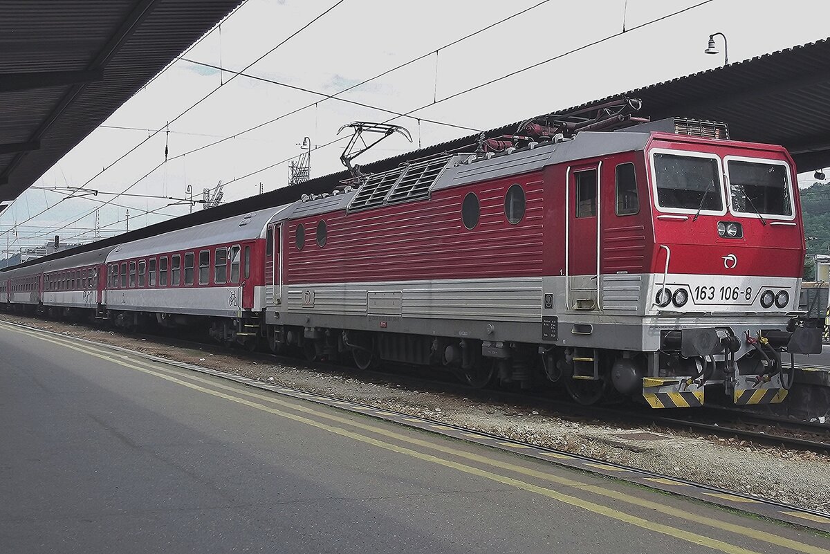 ZSSK 163 106 steht am 30 Mai 2015 in Zilina abfahrtbereit.