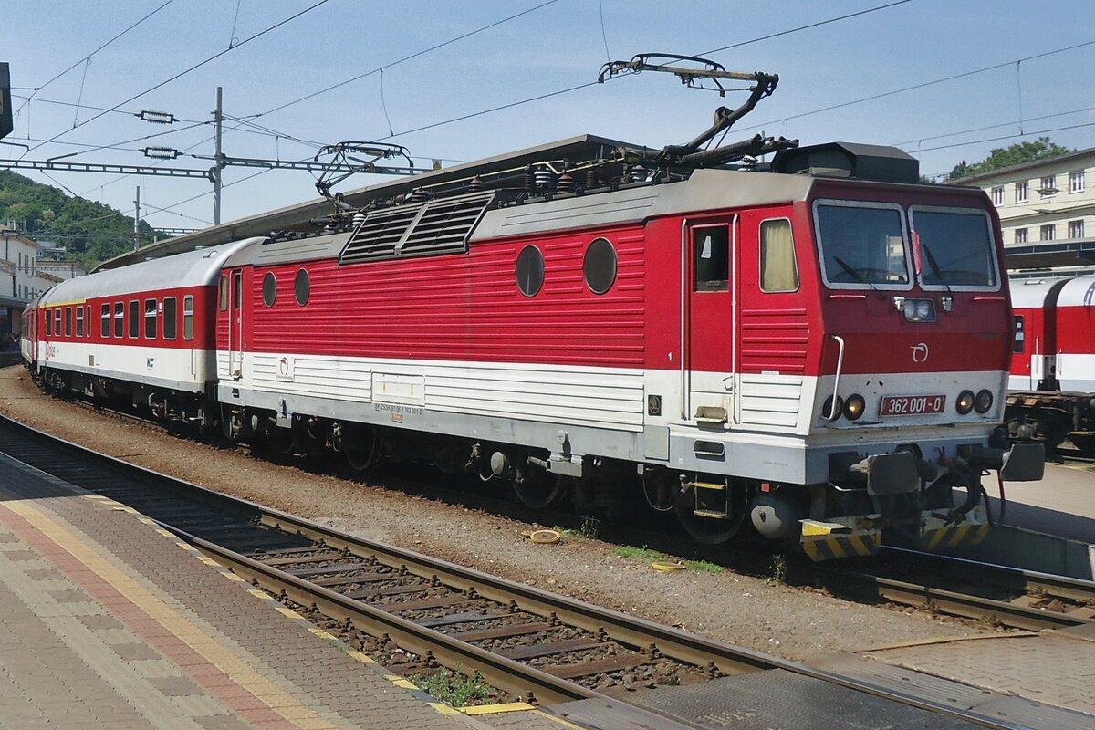 ZSSK 362 001 verlasst mit ein Rychlyk Bratislava hl.st. am 29 Mai 2015.