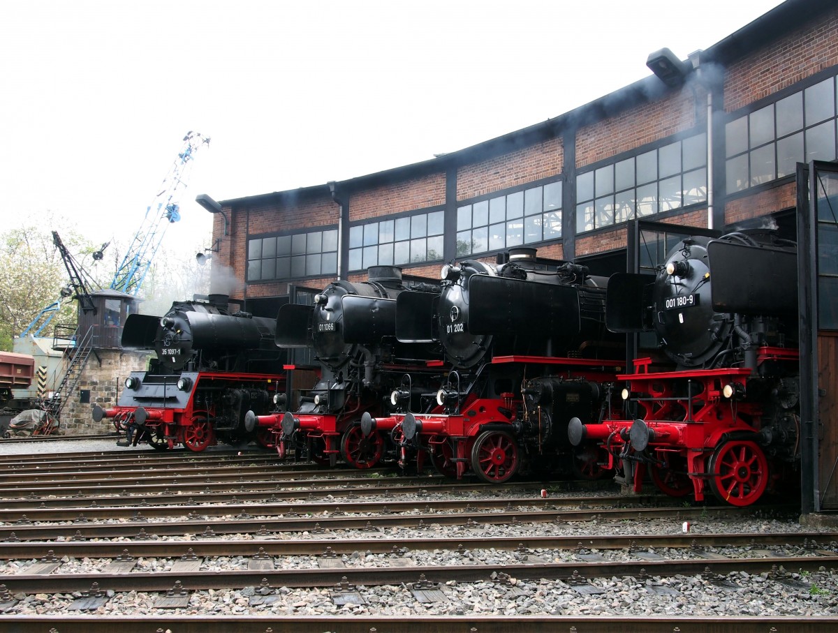 Zum Schuppen des Bw Dresden Altstadt sehen hinaus: 35 1097-1, 01 1066, 01 202 und 001 180-9 beim 7. Dresdner Dampfloktreffen am 17.04.2015.