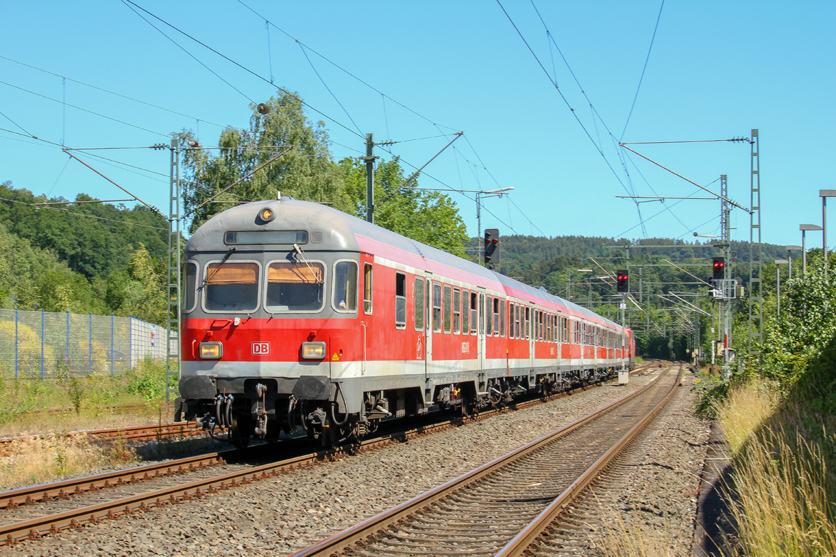 Zunächst muss ich sagen, dass dieses Bild ein Notschuss ist. Der Zug war 4 Minuten zu früh...

Am 01.07.2018 war wieder die Radveranstaltung  Siegtal Pur , wobei die B62 von Netphen bis hinter Wissen für Autos und LKW's gesperrt ist. Diese ist dann für Radfahrer und Inliner eine ideale Strecke, um eine größere Tour zu machen. Die DB Regio NRW fährt an diesem Tag mit 2 Umläufen von Verstärkerzügen des RE 9, gebildet zum einen mit einer Doppeltraktion 425, zum anderen mit einer 111 und 5 n-Wagen.

Hier erreicht die Fuhre n-Wagen, schiebend mit 111 037, welcher noch einen Scherenstromabnehmer hat, Wissen an der Sieg in Richtung Siegburg/Bonn fahrend.
An Board ein freudiger Tf, Grüße an ihn zurück!