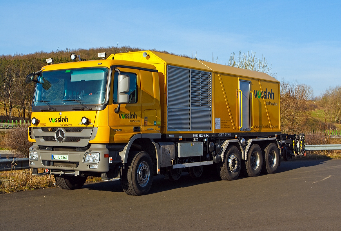 
ZW Daimler (Mercedes-Benz) Actros 3346 mit Schienenschweißanlage (Schweres Nebenfahrzeug Nr. 99 80 9906 016-7) der Vossloh Mobile Rail Services GmbH, abgestellt am 09.03.2014 beim ICE-Bahnhof Montabaur. 
Der Aufbau und die Schieneneinrichtung sind von der Fa. Zweiweg International GmbH & Co. KG (zur ZARGO Group).

In dem Fahrzeug befindet sich eine Abrennstumpfschweißanlage, welche mittels einer Hebevorrichtung aus dem Fahrzeug an die Schienen gehoben wird. Die Abrennstumpfschweißtechnik ist zweifelsfrei die modernste und hochwertigste Form der Schienenschweißtechnik für die Herstellung  lückenloser Gleise. 

Fahrzeugdaten (Schiene): 
Eigengewicht: 35,0 t 
Bremse: pneumatisch-hydraulische Bremse 
Höchstgeschwindigkeit 25 km/h 
Länge über Alles: 11.950 mm 
Achsanzahl: 4 Äußerer 
Achsabstand: 6.850 mm 
EBA-Nummer: EBA 12 G 05 A002