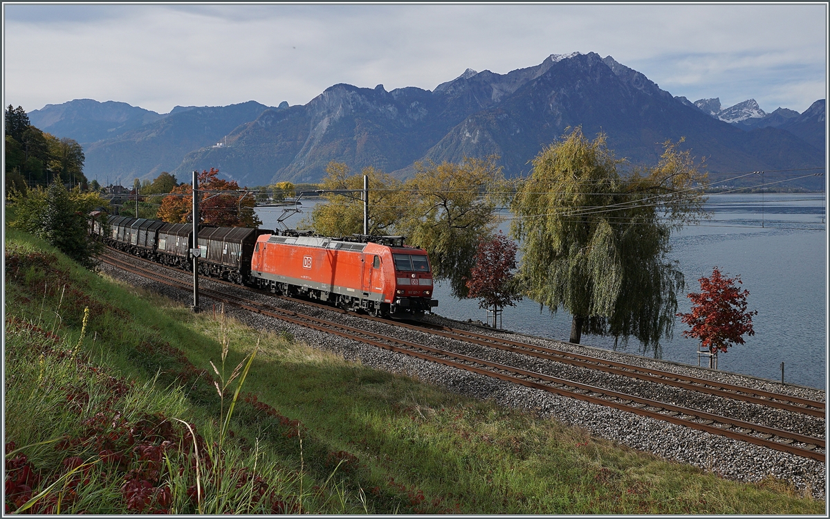 Zwar kann eine DB 185 mit der schönen  Novelis  189 kaum verglichen werden, doch bringt die DB Lok doch etwas Abwechslung an den Genfersee und bietet sich besonders im bunten Herbst als Fotosujet an: Die DB 185 137-7 ist mit ihrem Novelis Güterzug kurz nach Villeneuve auf der Fahrt nach Göttingen.

20. Oktober 2020