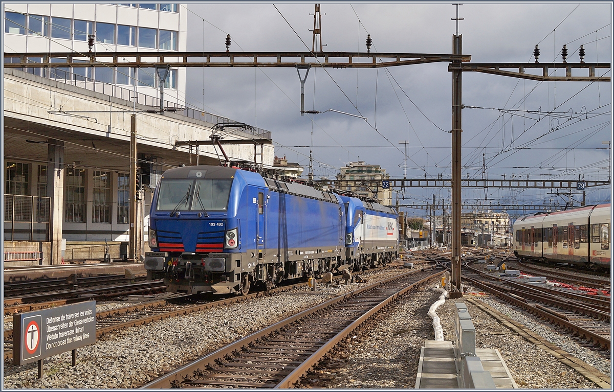 Zwar verkehren RailCare Rem 476 von Genève nach Vufflens-la-Ville und weiter dem Jurasüdfuss entlang, aber in Lausanne sind Vectron-Loks ziemlich selten. Um so mehr freute ich mich, auf Gleis 2 gleich zwei dieser zwar modernen, aber doch formschönen Loks zu sehen: die 193 490 und die 193 492 verlassen Lausanne in Richtung Wallis.

26. Februar 2020