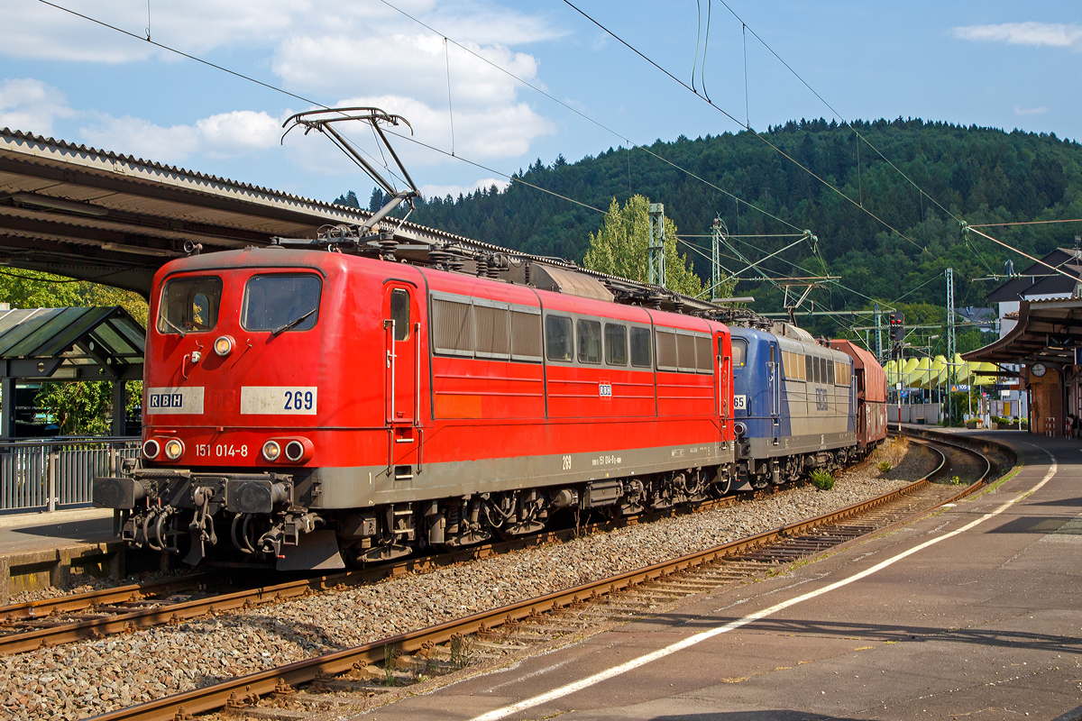 
Zwei 151er in Doppeltraktion - Die RBH 269 (91 80 6151 014-8 D-RBH, ex DB 151 014-8) und die RBH 265 (91 80 6151 024-7 D-RBH, ex DB 151 024-7) der RBH Logistics GmbH (Gladbeck) ziehen am 22.08.2015 einen lagngen Kohlenzug durch den Bahnhof Betzdorf/Sieg in Richtung Köln.

Beide Lok wurden von Krupp in Essen gebaut, die RBH 269 (151 014-8) 1973 unter der Fabriknummer 5256 und die RBH 265 (151 024-7) 1974 unter der Fabriknummer 5266. Beide gingen 2012 von der DB Schenker Rail Deutschland AG an die RBH Logistics GmbH. 

Wobei die RBH Logistics ein Tochterunternehmen der DB Schenker Rail Deutschland AG ist. Sie ist zudem die Nachfolgegesellschaft von Werks-, Zechen- und Hafenbahnen im Raum der Bergwerksdirektion Recklinghausen. Durch die verschiedenen Firmenzusammenschlüsse und -aufteilungen ergab sich seit 1913 eine wechselvolle Geschichte. Das heute als Teil des Firmennamens genutzte Akronym RBH stand einige Jahre für die RAG-Bahn- und Hafenbetriebe und wurde beim Verkauf von dieser an die Railion Deutschland im Jahr 2005 beibehalten. Nach damaliger Angabe des neuen Eigentümers stehen die Buchstaben R, B und H nun für die Kernkompetenzen des Unternehmens: Eisenbahnverkehr (Rail), Binnenschifffahrt (Barge) und Hafenumschlag (Harbour)