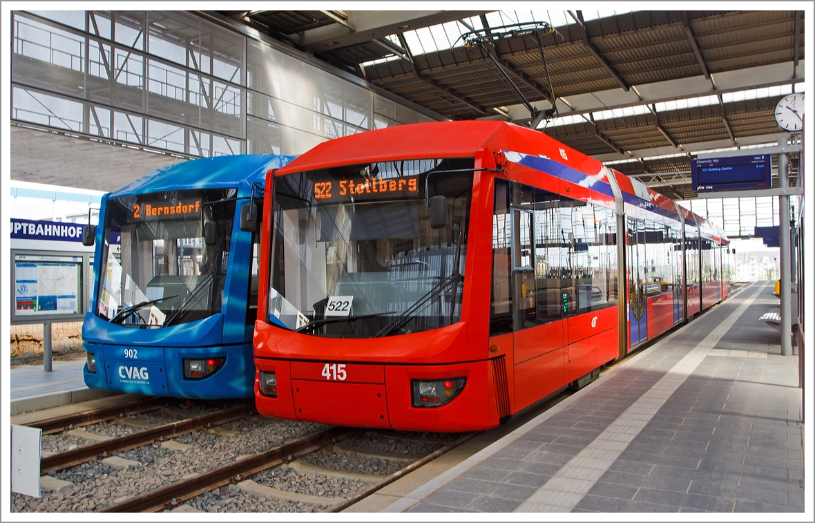 
Zwei Adtranz Variobahn 6NGT-LDZ  Zweirichtungs-Niederflurtreibwagen am 25.08.2013 im Hauptbahnhof Chemnitz. 

Hinten Triebzug 902 der CVAG (Chemnitzer Verkehrs-AG) als Linie 2 nach Bernsdorf und vorne  Triebzug 415 der City-Bahn Chemnitz GmbH als Linie 522 nach Stollberg. 

Die Fahrzeuge sind in Multigelenk-Ausf�hrung mit schwebenden Mittelteilen.

 Die Fahrzeuge der City-Bahn sind sowohl f�r das Stra�enbahn- als auch Eisenbahnnetz geeignete Fahrzeuge. Die Chemnitzer Stra�enbahnnetz hat 600 V  der neue Streckenabschnitt Altchemnitz - Stollberg hat 750 V DC, den die City-Bahn bef�hrt.

Technische Daten des City-Bahn Triebwagen (mit Modifikationen gegen�ber Serie CVAG)
L�nge:  31.380 mm
Breite:  2.650 mm
H�he:  3.350 mm
Einstiegsh�he:  300 mm
Leergewicht mit Vorr�ten:  37.800 kg
Maximale Nutzlast:  21.200 kg
Spurweite:  1.435 mm
Kleinster befahrbarer Radius:  20.000 mm
Fahrgastsitzpl�tze:  73
Stehpl�tze:  124
Fahrdraht-Nennspannung:  600 V / 750 V DC
Fahrmotorleistung im Nennpunkt:  8x45 kW
H�chstgeschwindigkeit:  80 km/h