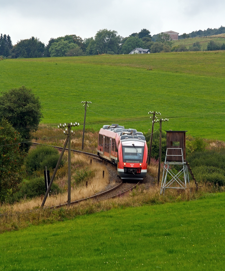 Zwei Alstom Coradia LINT 27 in Doppeltraktion (640 007 und weiterer) fahren als RB 93  Rothaarbahn  nach Bad Berleburg, hier kurz hinter Hilchenbach-L�tzel.
 
Bahnstrecke ist hier die KBS 443 Rothaarbahn (Kreuztal-Erndtebr�ck–Bad Berleburg).