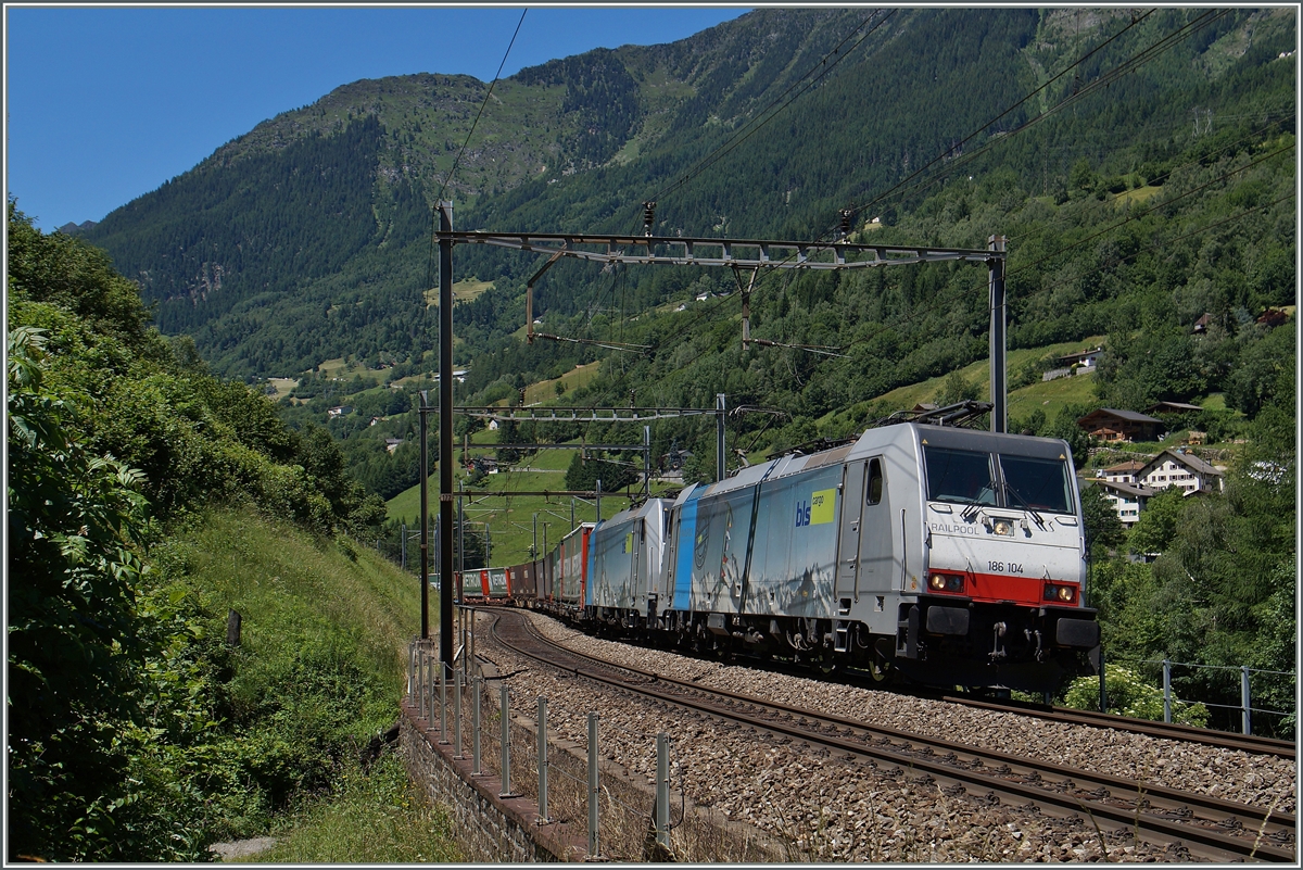 Zwei BLS 186 Loks mit einem G�terzug kurz vor Rodi Fiesso. 
24. Juni 2015