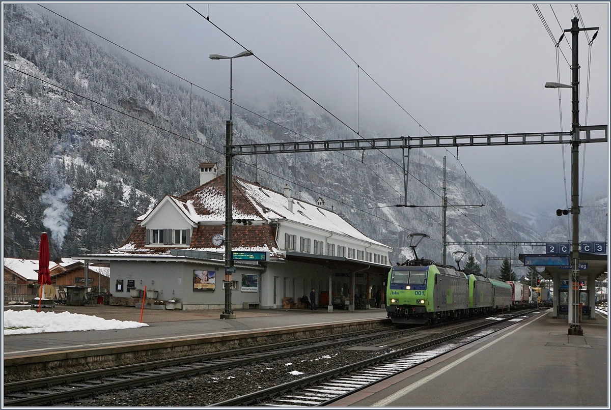 Zwei BLS Re 485 sind mit einer RoLa bei Kandersteg auf dem Weg Richtung Frieburg im Breisgau. 
9. Nov. 2017