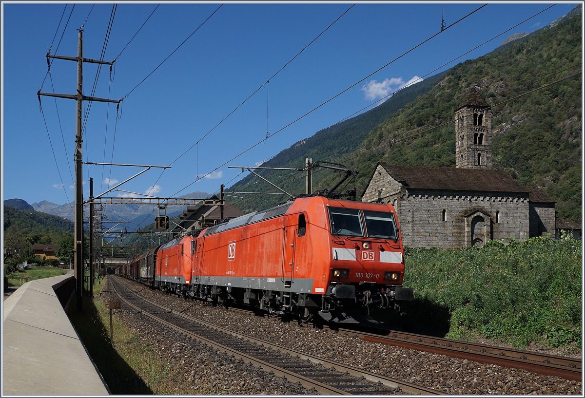 Zwei DB 185 fahren mit ihrem Güterzug an der im 12. Jahrhundert erbauten wunderschönen Kirche von San Nicola in Giornico vorbei.
7. Sept. 2016