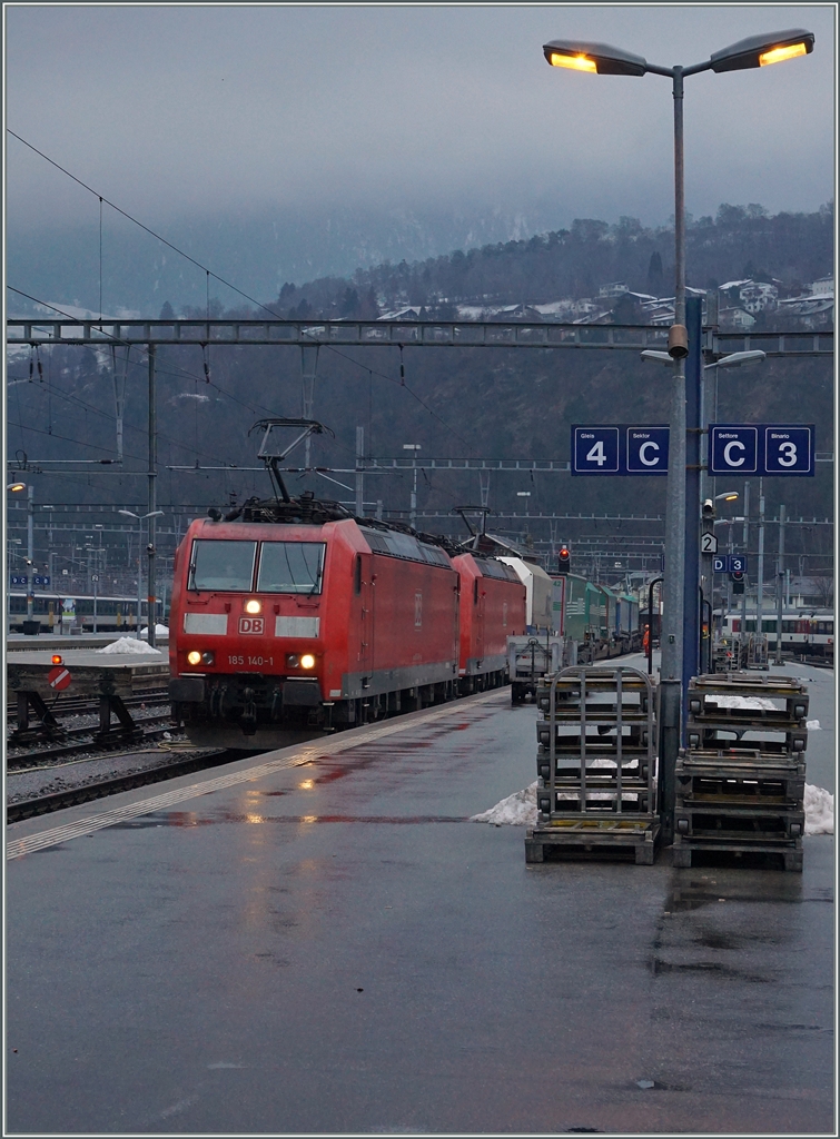 Zwei DB 185 mit der Spitzelok 185 140-1 haben von Süden her Brig erreicht und fahren nun via Lötschberg Basistunnel weiter Richtung Basel.
19. Feb. 2016