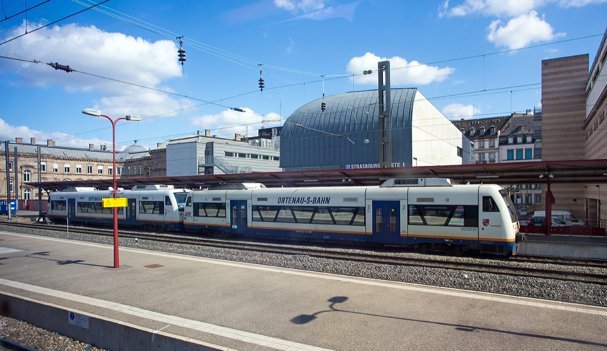 
Zwei gekppelte Stadler Regio-Shuttle RS1 (BR 650) der Ortenau-S-Bahn GmbH (OSB) eine 100-prozentige Tochtergesellschaft der Südwestdeutschen Verkehrs-Aktiengesellschaft (SWEG) stehen am 27.03.2015 im Bahnhof Strasbourg bereit,aufgenommen aus einem TGV heraus. 

Es sind dies (von rechts n. links) der VT 511  Kappelrodeck  (95 80 0650 573-8 D-SWEG) und der VT 510  Stadt Oberkirch  (95 80 0650 572-0 D-SWEG). Beide Fahrzeuge haben eine SCNF Zulassung und bedienen die Verbindung Strasbourg-Kehl-Offenburg (KBS 719 / KBS 702). 

Gebaut wurden die Triebzüge 1998 von ADtranz, der VT 510 unter der Fabriknummer 36616 und der VT 511 unter der Fabriknummer 36617.