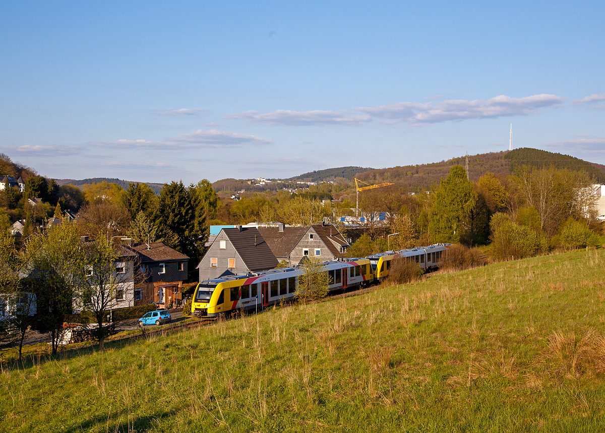 
Zwei gekuppelte Alstom Coradia LINT 41 der neuen Generation der HLB (Hessische Landesbahn GmbH) fahren am 29.04.2017 in Neunkirchen-Struth�tten , als RB 96  Hellertalbahn  (Dillenburg - Haiger - Neunkirchen - Herdorf - Betzdorf), in Richtung Herdorf und erreichen bald den Hp Neunkirchen-Struth�tten.