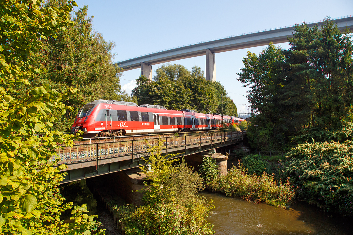 
Zwei gekuppelte Bombardier Talent 2 der DB Regio NRW  fahren am 03.09.2017, als RE 9 - Rhein Sieg Express (RSX) Siegen - Köln - Aachen durch Siegen-Eiserfeld und überqueren gerade die Sieg.

Im Hintergrund wieder die 105 m hohe Siegtalbrücke der A45 (Sauerlandlinie).  