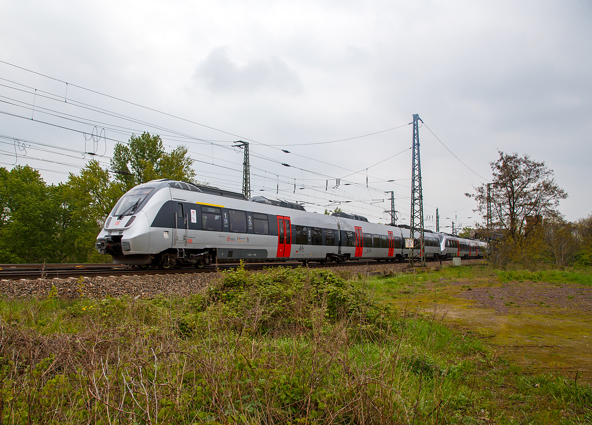 
Zwei gekuppelte dreiteilige Bombardier Talent 2 der DB Regio (BR 1 442) haben gerade (am 06.05.2017) die Elbe, über die Herrenkrug-Eisenbahnbrücke, überquert und erreichen bald die Bahnhof Magdeburg Neustadt.