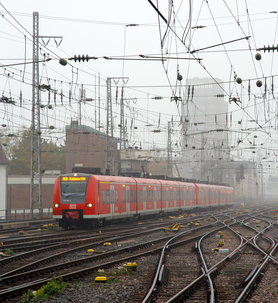 
Zwei gekuppelte ET 425 erreichen am 23.03.2019, als RE 8 Rhein-Erft-Express (Mönchengladbach - Köln - Koblenz), den Hauptbahnhof Köln.