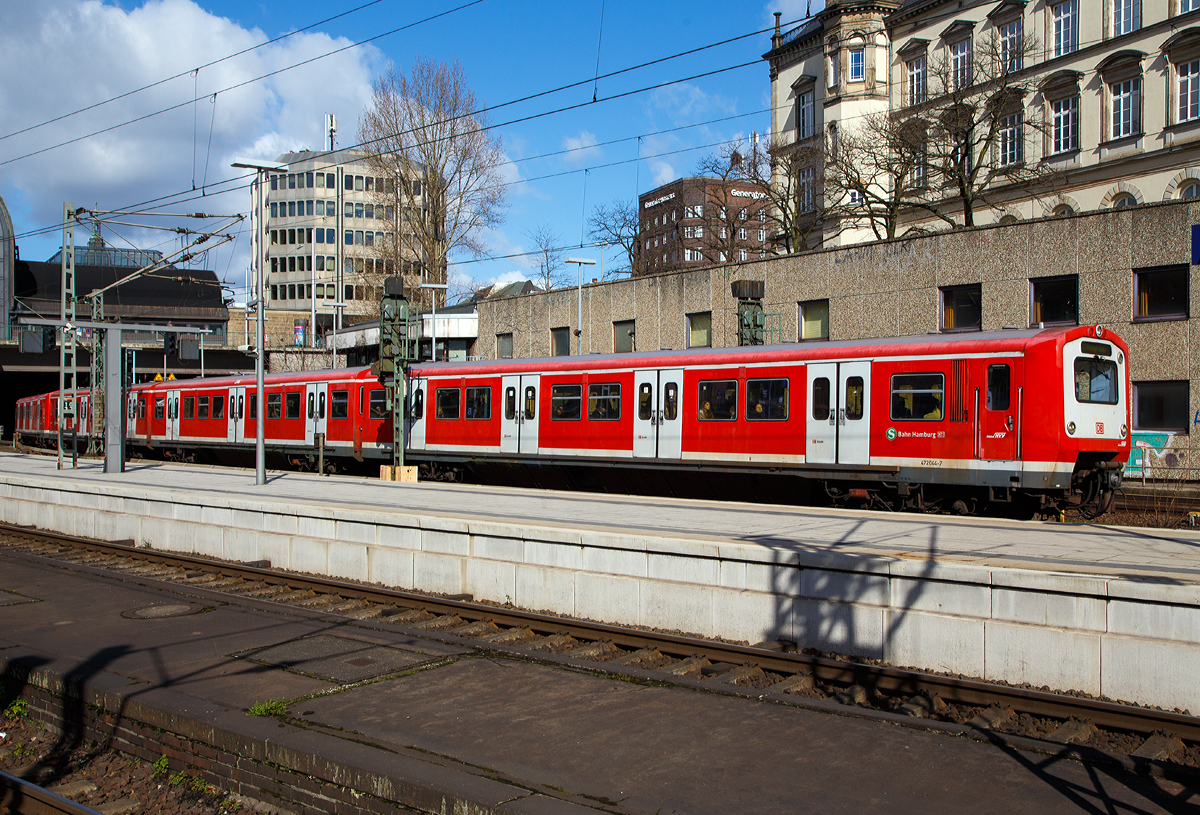 
Zwei gekuppelte ET 472/473 der S-Bahn Hamburg verlassen am 19.03.2019 den Hauptbahnhof Hamburg.