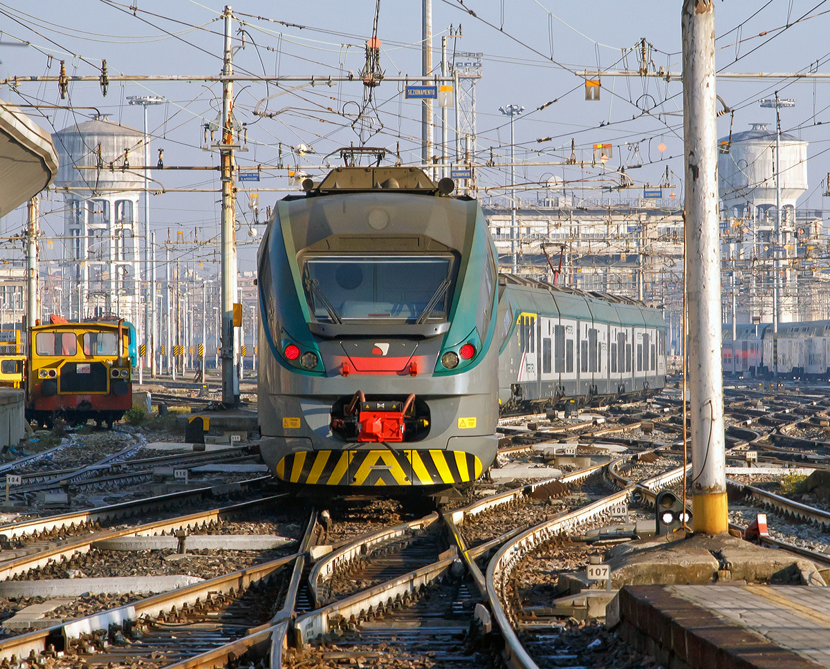 
Zwei gekuppelte ETR 425 der Trenord am 29.12.2015 bei der Ausfahrt aus dem Bahnhof Milano Centrale (Mailand Zentral). 
Links steht auch noch ein  gelbes Ding , dort kam ich aber nicht heran.