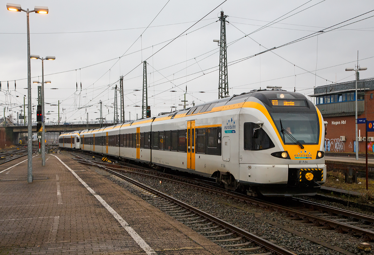 
Zwei gekuppelte FLIRT der eurobahn (KEOLIS Deutschland GmbH & Co. KG) fahren am 08.02.2016 in den Hbf Hagen, als RE 13  Maas-Wupper-Express  (Hamm/Westf. - D�sseldorf - Venlo), ein. Vorne der f�nfteilige FLIRT ET 7.04 (94 80 0429 009-4 D-ERB / 94 80 0429 509-3 D-ERB) und hinten der vierteilige FLIRT ET 6.03 (94 80 0428 127-5 D-ERB / 94 80 0428 627-4 D-ERB).