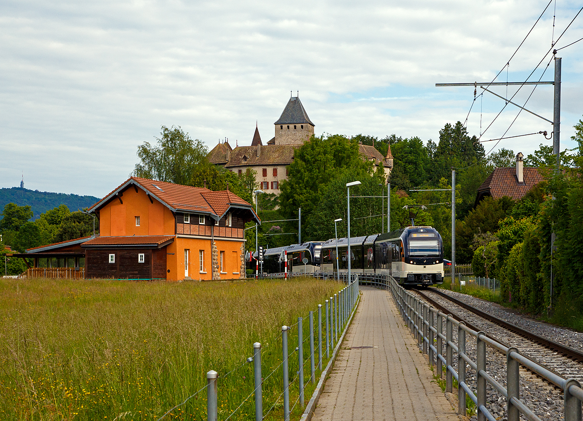 Zwei gekuppelte MVR SURF (ABeh 2/6 7505 und der ABeh 2/6 7502  Blonay ), Regionalzug nach Les Pléiades, haben am 21.05.2018  gerade den Hp. Château-de-Blonay und erreichen nun bald Blonay. 

Im Hintergrund das 1175 erbaute Château de Blonay (Schloß Blonay).